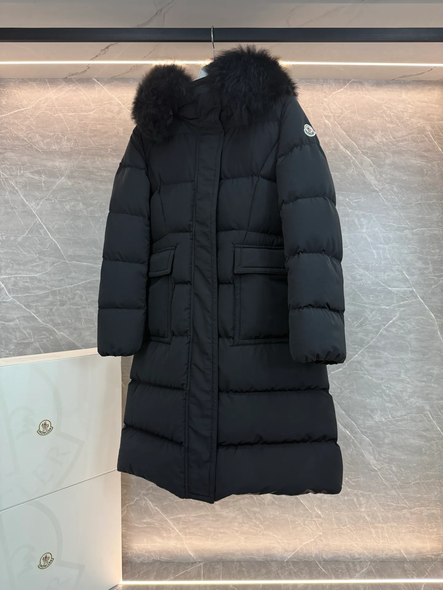 P1180 New Down ⬆️Moncler* mid-length women's hooded long down jacket. The long down jacket combines exquisite materials and attention to details. The timeless and elegant fashion design can provide you with a warm and caring wearing experience. The adjustable hood embellishment, oversized wool collar, and loose fit design create a fashionable winter look. The comfortable hood is equipped with gorgeous wool decoration, full of atmosphere, and can be easily removed according to mood and weather conditions.   •Made of nylon fabric •Down filled •Hood with removable fleece collar •Two-way zipper closure •Suit pockets •Elastic cuffs Size : 0-3 P1360