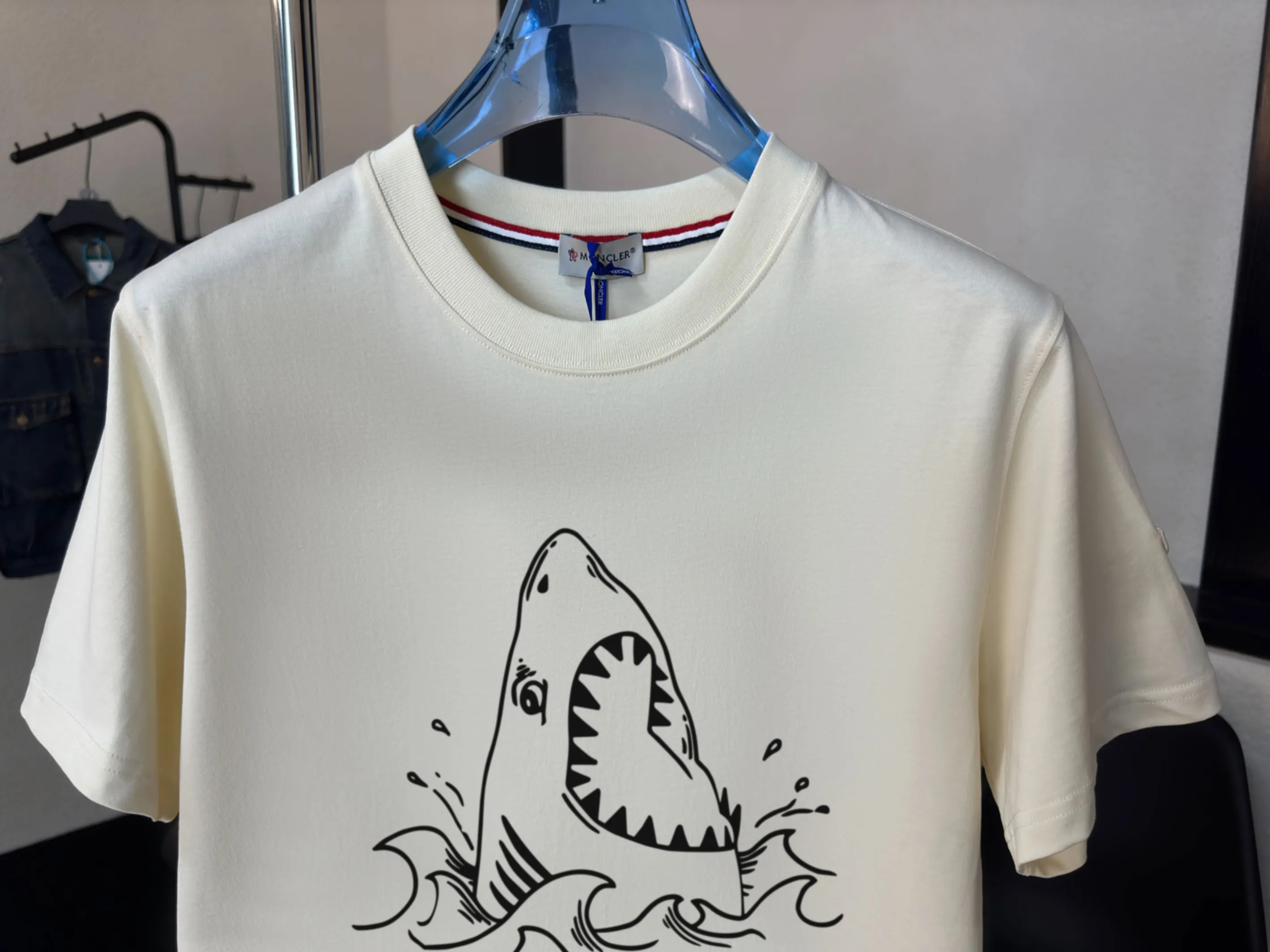 P140 💰Upgraded version "Mobile phone smart sensor ~ NFC chip armband ~ direct access to the official website for anti-counterfeiting" "Moncler ~ Mouth Mouth" 2025 new high-quality round neck short-sleeved T-shirt. The cuffs have imported embroidered labels. Customized dyeing, very comfortable to touch. Super versatile and good-looking short-sleeved. Complete with three labels. Non-market ordinary version. Feel free to compare. Quality is absolutely guaranteed! ‼ First of all, this original fabric is all custom-woven with 32-count double yarn fabric, 250G, and the weight is the same‼ Fine workmanship, double waistcoat method, double waistcoat method, double waistcoat method makes the whole dress more three-dimensional, which is not a craft that ordinary T-shirts can achieve🤪 Size: S-M-L-XL-2XL Color: black, white, apricot, same style for men and women