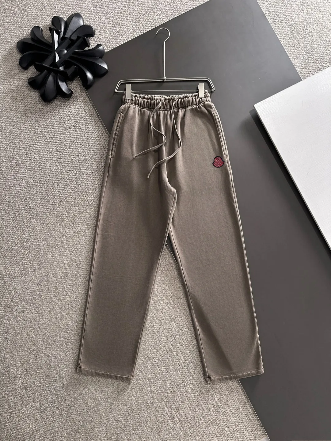 Next day shipment P360 MONCLER/Mongoose Exclusive first release of 25ss autumn and winter new high-quality trousers Compare real-life details at will A perfect choice for autumn and winter. A must-have item. Loose fit. Please refer to the size chart when placing an order: S to XXL (or state your height and weight when placing an order)