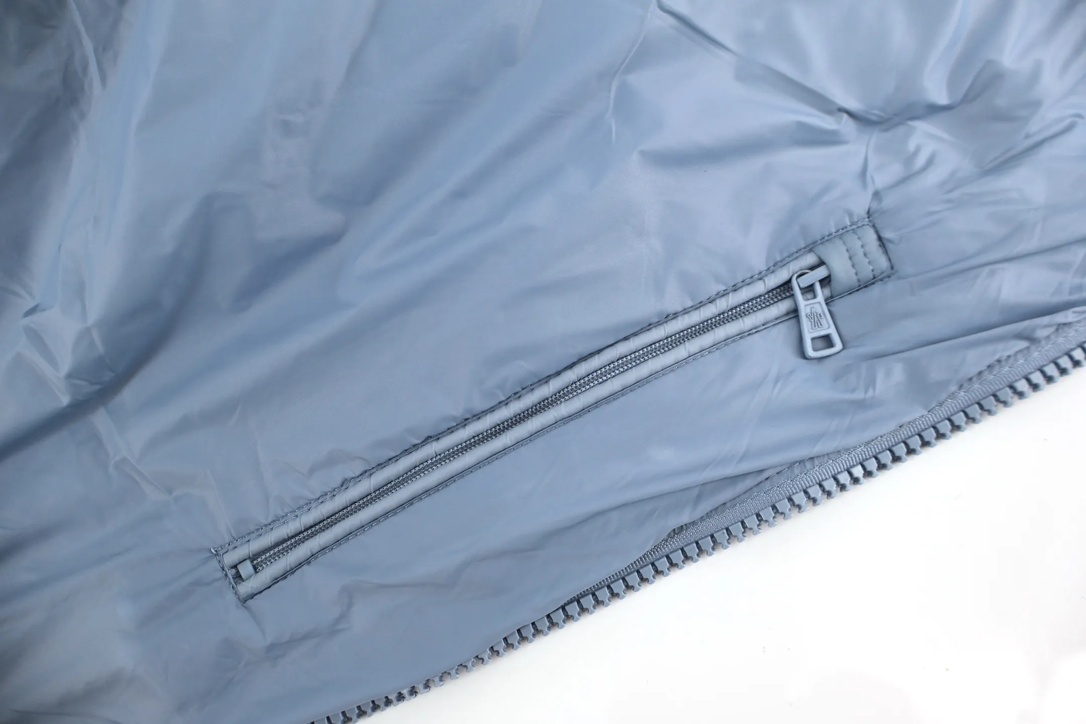 P1100 Moncler Citala Series Logo Patch Stand Collar Down Jacket (Blue) The latest national standard 90 white duck down, each piece has a down filling capacity of more than 300g. The fabric is made of nylon with iconic rectangular quilting. It is made from a large factory. The transparency of the down material is over 800 degrees. After drying and disinfection, it is pollution-free and impurity-free. The down is not damp, not burnt, not brittle, soft and smooth, has good gloss and high fluffiness. The original The material belt test report is all tested in accordance with the national standard. The down raw materials are processed through multiple processes, including rough classification, dust removal, cleaning, drying, drying, and cooling. The entire process complies with the national standard. Glue down is rejected. The latest national standard 90 white duck down does not contain long hair pieces. Large down florets are carefully selected, with high loft and high warmth. The outer body is made of 100% fabric. Nylon, lining 100% nylon, high-density fabric, water-repellent and breathable, effectively prevents drizzle from wetting the lining, soft, breathable and comfortable, anti-velvet technology, prevents velvet, careful craftsmanship, high velvet locking, solves the problem of velvet. Imported organ anti-lint needles are used to effectively prevent high temperature from damaging the fabric. The needle holes are finer, effectively dissipating static electricity and reducing the possibility of lint drilling. Tight sewing, imported sewing equipment, up to 13 stitches per centimeter, hemming and locking velvet, double-thread three-dimensional hemming, snug fit and no velvet running. The anti-drilling velvet fabric tightly locks the down. Special waterproof additives are added during the fabric weaving process to make the fabric water-repellent, making it difficult for rain and snow to invade. The felt embroidery label uses an imported Barudan/Behringer embroidery machine, and the embroidery is clear, delicate, three-dimensional and full. The original label is customized, and the water-washed woven label has corresponding details for each couplet. The internal picture uses rounded corners and stitching. Three complete labels: hangtag, collar label, washable label, mold-making custom hardware, custom-engraved hardware, and sensor chip included. Size:1-2-3-4-5