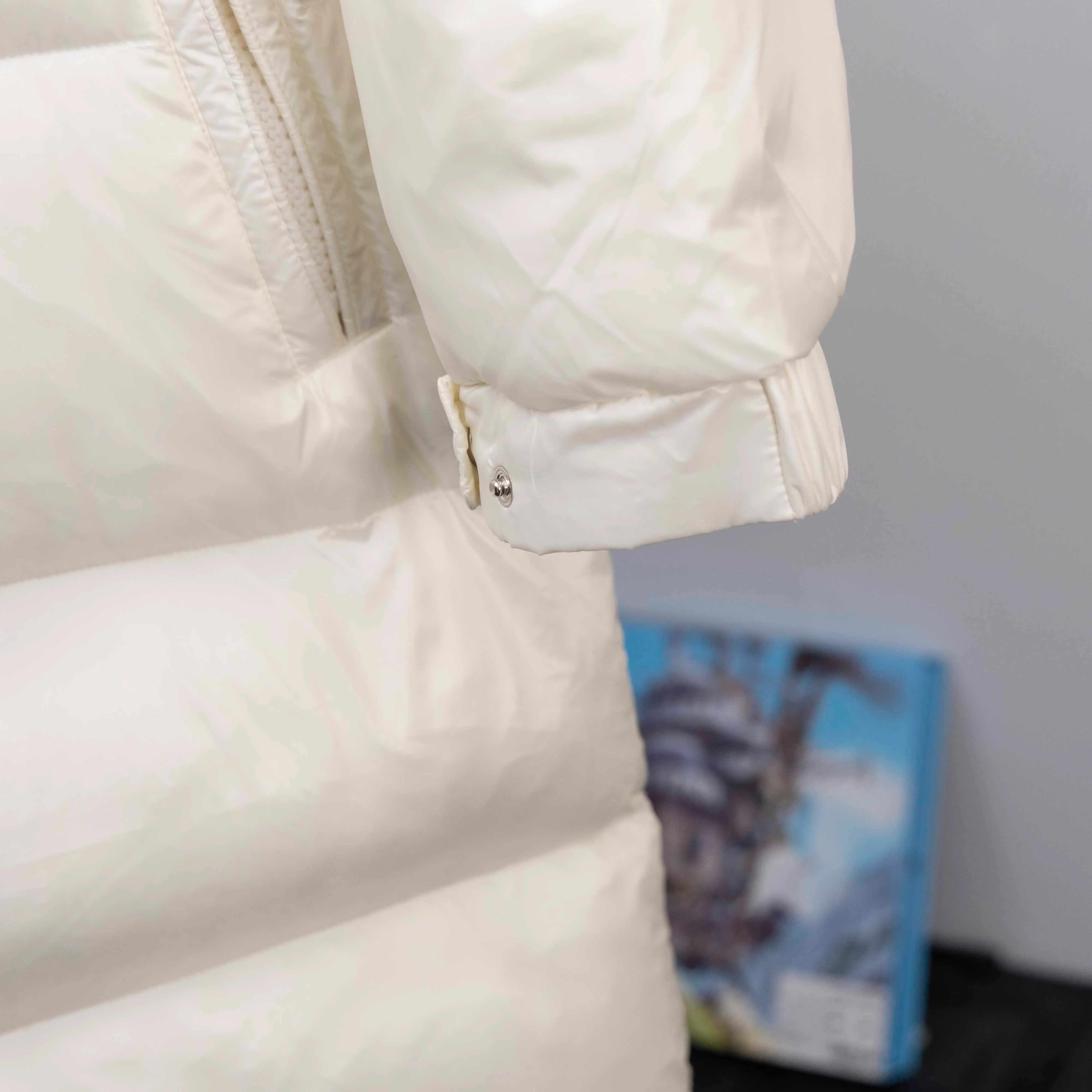 P790 2025 autumn and winter new style 🆕Special down ⬆️Moncler Cavettaz long women's down jacket jacket. 480g duck down filling ❗️❗️❗️A walking duvet. Kill all low-end duck down shriveled versions. High-end exclusive. Dedicated to high-demand fairies with obsessive-compulsive disorder. Cavettaz women's long down jacket uses iconic nylon Made from laqué fabric, designed to handle a variety of environments.  The Cavettaz down jacket features a classic shape and checkered quilting for a simple yet distinct aesthetic. This long piece is made from nylon laqué fabric, giving it the instantly recognizable signature of the brand. Details Made of nylon laqué Nylon laqué lining Filled with down Removable hood Zipper and snap closure Zippered pockets Adjustable cuffs Elastic waist and hem Size: 1234 Black White 123 Fairy