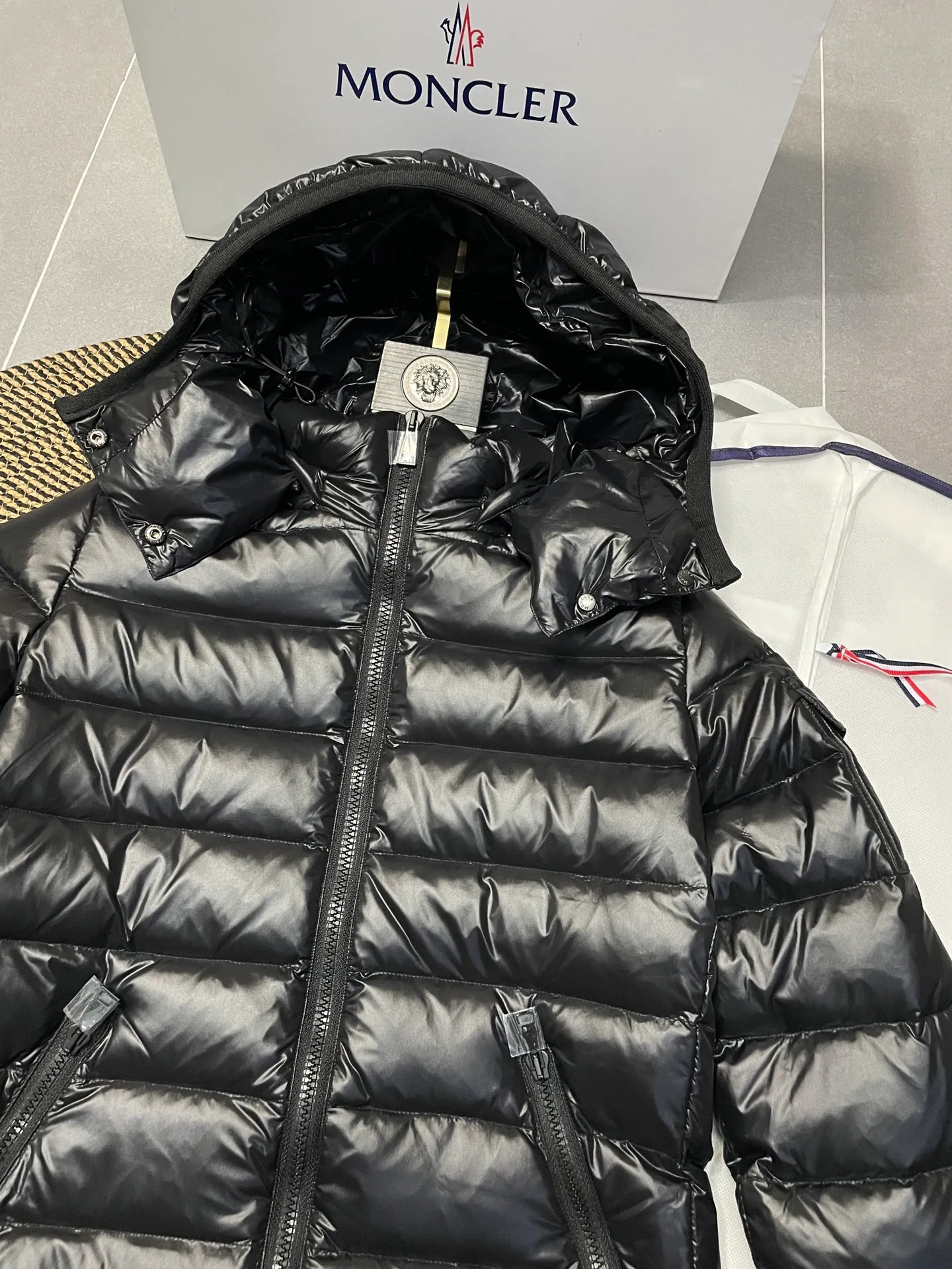 P900 𝗠𝗼𝗻𝗰𝗹𝗲𝗿 𝗠𝗼𝗸𝗮/Moncler long waist down jacket "Yang Mi, Li Bingbing, Shu Qi" same style long down jacket Best-selling style, a style favored by celebrities, with a waist cut and a long style with a hood. It is still popular after so many years. It is basically hard to find it at the counter or through official purchases‼ ️ What attracts you is not only the style, fabric, and tailoring, but also its uniqueness. It is light weight, warm, slightly slim-fitting, produced in the original factory, and there is no doubt about the workmanship‼ ️ 1⃣️The fabric of this piece must be talked about! The customer provides high-end polyester fiber fabric, pearl black technical fabric, velvet-proof, soft, thick and tough, good hand feel, and has certain windproof and waterproof functions. It can be said that this is rarely seen in down jacket fabrics in the past. I believe you will fall in love with it once you get it. 2⃣️ Carefully inspected 90 white goose down filling, the ready-made garment is full and light. 3⃣️Mid-length slim fit, the length is about above and below the knee, hooded design, hairless collar, hood🉑️removable! 4⃣️The front placket adopts a two-way zipper opening and closing, and the hardware is provided by the customer, which is smooth and non-stuck. There are side pockets on the left and right sides for convenient and safe storage. 5⃣️The arms are equipped with classic felt POLO logo pockets, which can be used to store items without looking monotonous.  Sizes 1-5