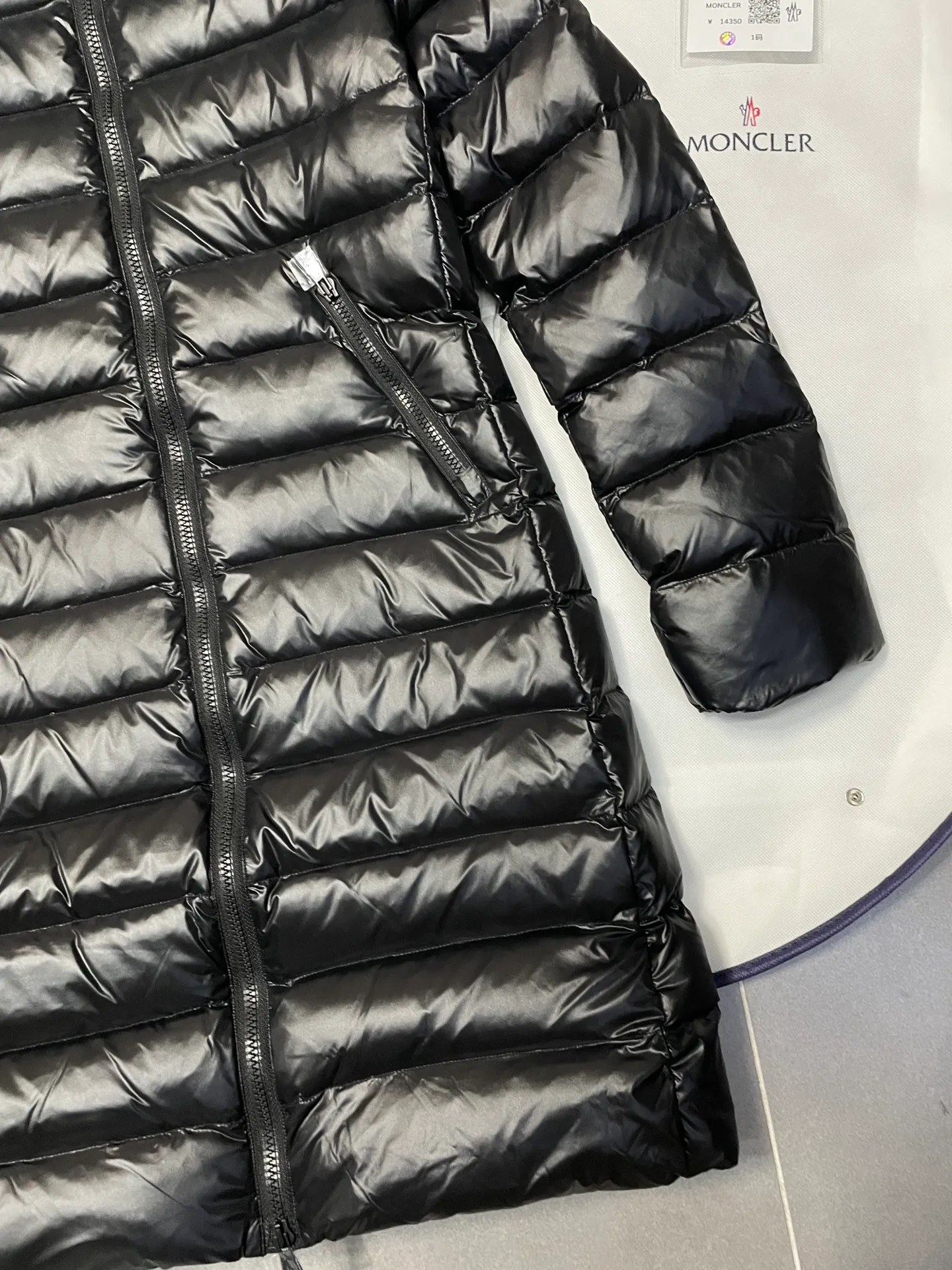 P900 𝗠𝗼𝗻𝗰𝗹𝗲𝗿 𝗠𝗼𝗸𝗮/Moncler long waist down jacket "Yang Mi, Li Bingbing, Shu Qi" same style long down jacket Best-selling style, a style favored by celebrities, with a waist cut and a long style with a hood. It is still popular after so many years. It is basically hard to find it at the counter or through official purchases‼ ️ What attracts you is not only the style, fabric, and tailoring, but also its uniqueness. It is light weight, warm, slightly slim-fitting, produced in the original factory, and there is no doubt about the workmanship‼ ️ 1⃣️The fabric of this piece must be talked about! The customer provides high-end polyester fiber fabric, pearl black technical fabric, velvet-proof, soft, thick and tough, good hand feel, and has certain windproof and waterproof functions. It can be said that this is rarely seen in down jacket fabrics in the past. I believe you will fall in love with it once you get it. 2⃣️ Carefully inspected 90 white goose down filling, the ready-made garment is full and light. 3⃣️Mid-length slim fit, the length is about above and below the knee, hooded design, hairless collar, hood🉑️removable! 4⃣️The front placket adopts a two-way zipper opening and closing, and the hardware is provided by the customer, which is smooth and non-stuck. There are side pockets on the left and right sides for convenient and safe storage. 5⃣️The arms are equipped with classic felt POLO logo pockets, which can be used to store items without looking monotonous.  Sizes 1-5