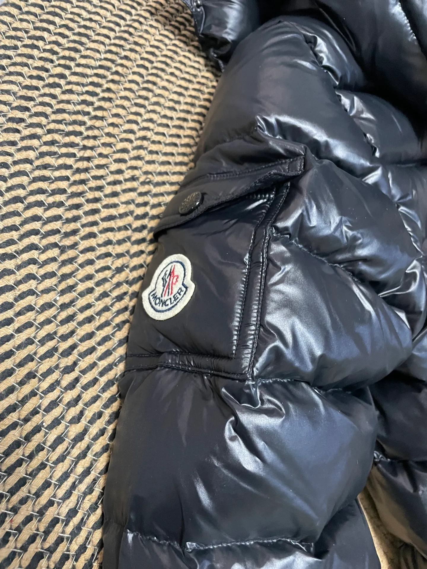 P900 𝗠𝗼𝗻𝗰𝗹𝗲𝗿 𝗠𝗼𝗸𝗮/Moncler long waist down jacket "Yang Mi, Li Bingbing, Shu Qi" same style long down jacket Best-selling style, a style favored by celebrities, with a waist cut and a long style with a hood. It is still popular after so many years. It is basically hard to find it at the counter or through official purchases‼ ️ What attracts you is not only the style, fabric, and tailoring, but also its uniqueness. It is light weight, warm, slightly slim-fitting, produced in the original factory, and there is no doubt about the workmanship‼ ️ 1⃣️The fabric of this piece must be talked about! The customer provides high-end polyester fiber fabric, pearl black technical fabric, velvet-proof, soft, thick and tough, good hand feel, and has certain windproof and waterproof functions. It can be said that this is rarely seen in down jacket fabrics in the past. I believe you will fall in love with it once you get it. 2⃣️ Carefully inspected 90 white goose down filling, the ready-made garment is full and light. 3⃣️Mid-length slim fit, the length is about above and below the knee, hooded design, hairless collar, hood🉑️removable! 4⃣️The front placket adopts a two-way zipper opening and closing, and the hardware is provided by the customer, which is smooth and non-stuck. There are side pockets on the left and right sides for convenient and safe storage. 5⃣️The arms are equipped with classic felt POLO logo pockets, which can be used to store items without looking monotonous.  Sizes 1-5