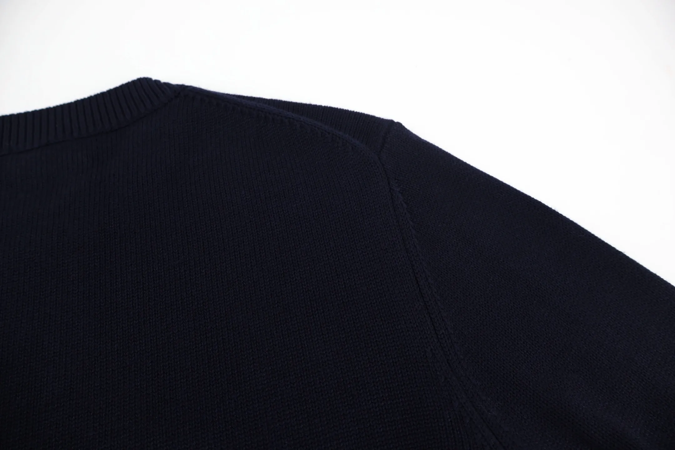 P460 Moncler Moncler embroidered logo round neck sweater. The fabric is made of 30% wool blend. Custom dyed same-color yarn. The embroidery uses Behringer 1000-needle embroidery technology. Customized original hardware and accessories. Size:S-M-L