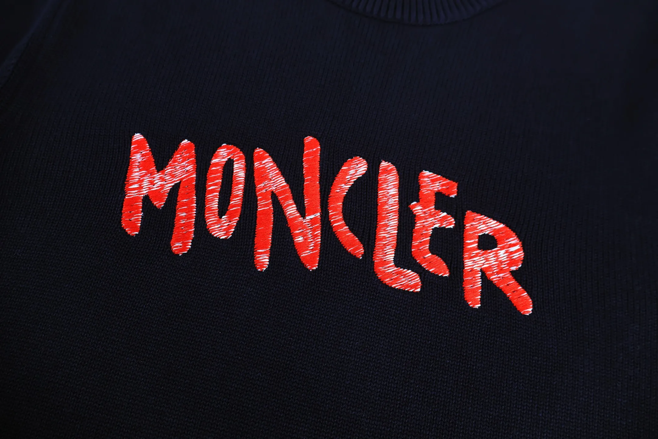 P460 Moncler Moncler embroidered logo round neck sweater. The fabric is made of 30% wool blend. Custom dyed same-color yarn. The embroidery uses Behringer 1000-needle embroidery technology. Customized original hardware and accessories. Size:S-M-L
