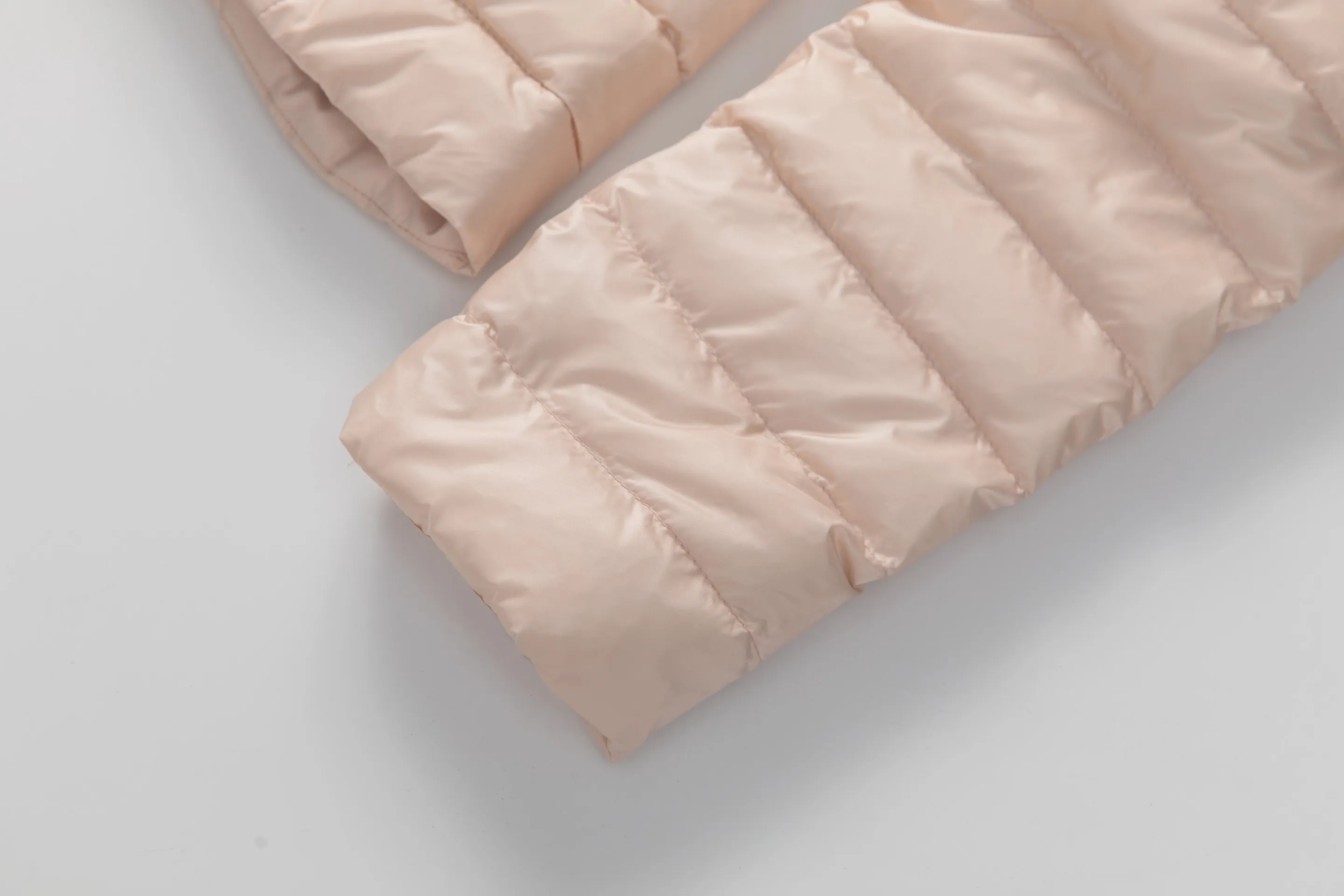 P760 Style number: Y128 Moncler's new 25-year women's down jacket is light and thin, with a perfect balance of temperature and style ▫️ 90% rare goose down filling｜Fearless in sub-zero temperatures, lightweight and temperature-locking ▫️ Innovative wool knitted sleeves｜Soft touch, three-dimensional silhouette is not bloated ▫️ High-end aesthetics of contrasting materials｜Matte pressed black feathers + delicate wool texture 🌟 Extravagant details • Demonstration of layering turtleneck sweaters | Lazy and high-end sense • K gold chain finishing touch | Eye-catching and sparkling design • Universal matching of trousers | One-click switching for commuting and dating "A winter shirt that can be worn for ten years" Color: Black·White·Pink Green Code Number: 1 2 3 4
