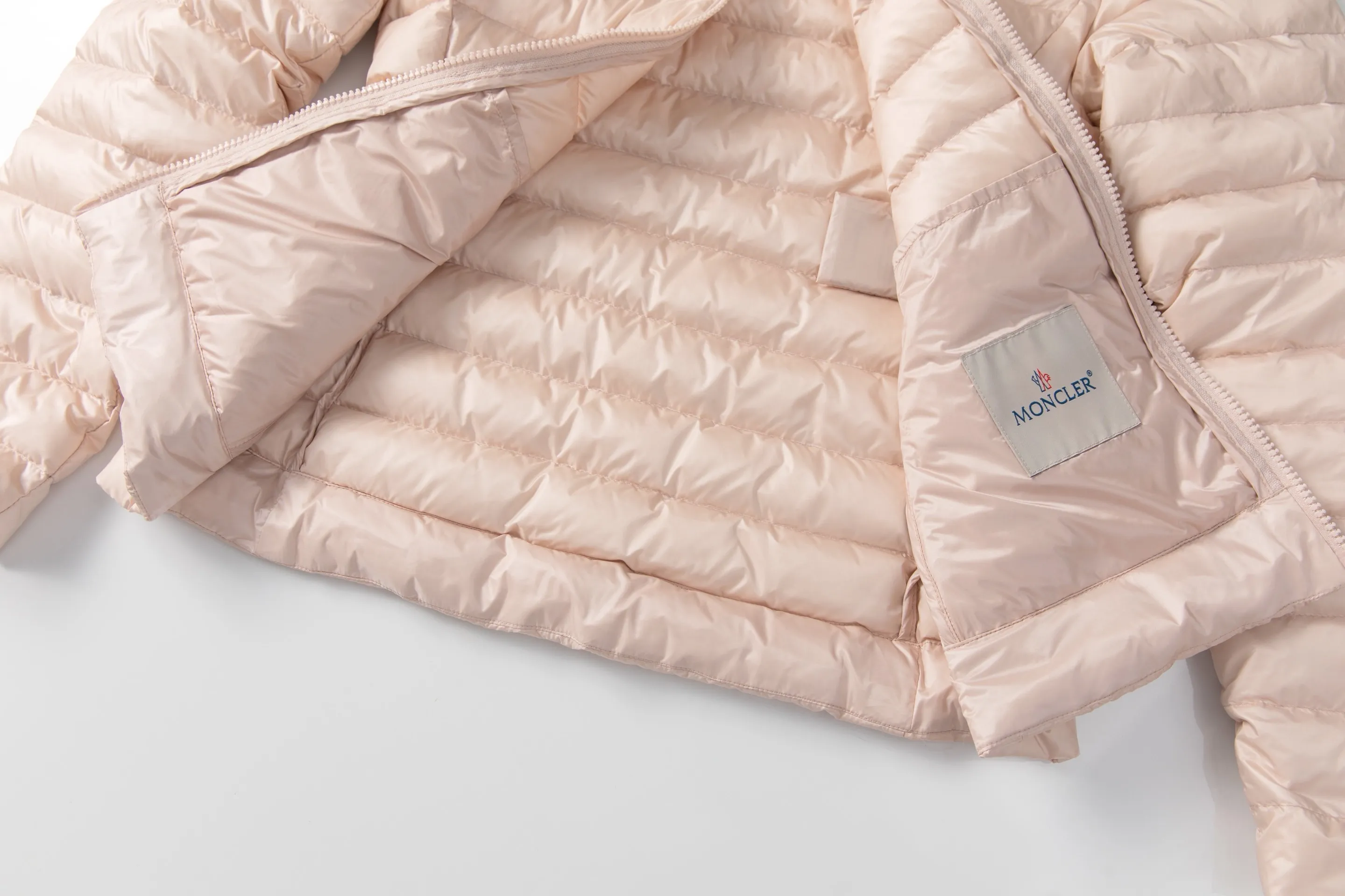 P760 Style number: Y128 Moncler's new 25-year women's down jacket is light and thin, with a perfect balance of temperature and style ▫️ 90% rare goose down filling｜Fearless in sub-zero temperatures, lightweight and temperature-locking ▫️ Innovative wool knitted sleeves｜Soft touch, three-dimensional silhouette is not bloated ▫️ High-end aesthetics of contrasting materials｜Matte pressed black feathers + delicate wool texture 🌟 Extravagant details • Demonstration of layering turtleneck sweaters | Lazy and high-end sense • K gold chain finishing touch | Eye-catching and sparkling design • Universal matching of trousers | One-click switching for commuting and dating "A winter shirt that can be worn for ten years" Color: Black·White·Pink Green Code Number: 1 2 3 4