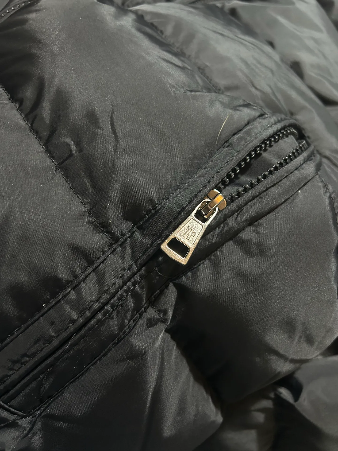 P450 000040 #FF2533 Moncler Cardere Series Short Down Jacket Letter printed short long-sleeved hooded down jacket. With official website QR code, five sheets of matching accessories details. Washable. The zipper of the hood can be zipped up. Size: M-XXL