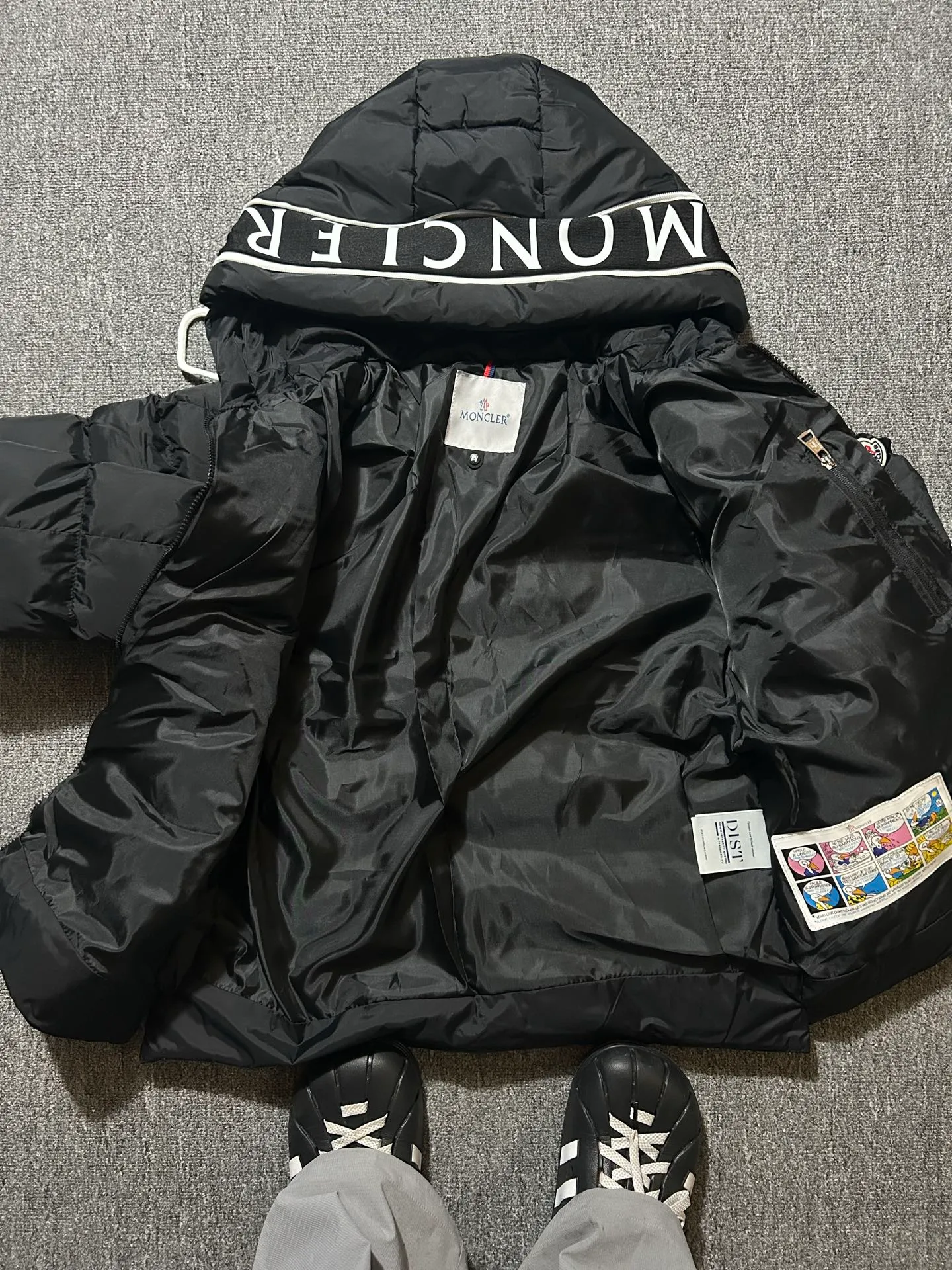 P450 000040 #FF2533 Moncler Cardere Series Short Down Jacket Letter printed short long-sleeved hooded down jacket. With official website QR code, five sheets of matching accessories details. Washable. The zipper of the hood can be zipped up. Size: M-XXL