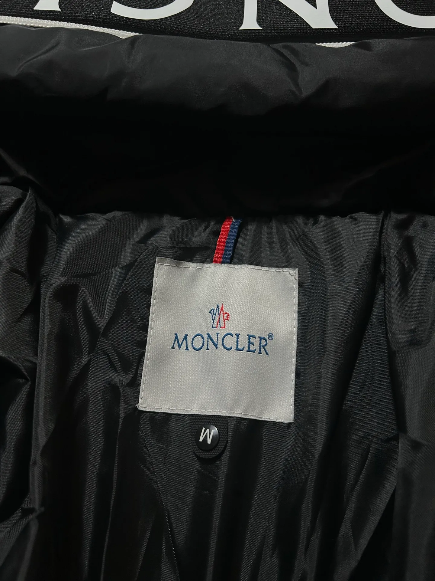 P450 000040 #FF2533 Moncler Cardere Series Short Down Jacket Letter printed short long-sleeved hooded down jacket. With official website QR code, five sheets of matching accessories details. Washable. The zipper of the hood can be zipped up. Size: M-XXL