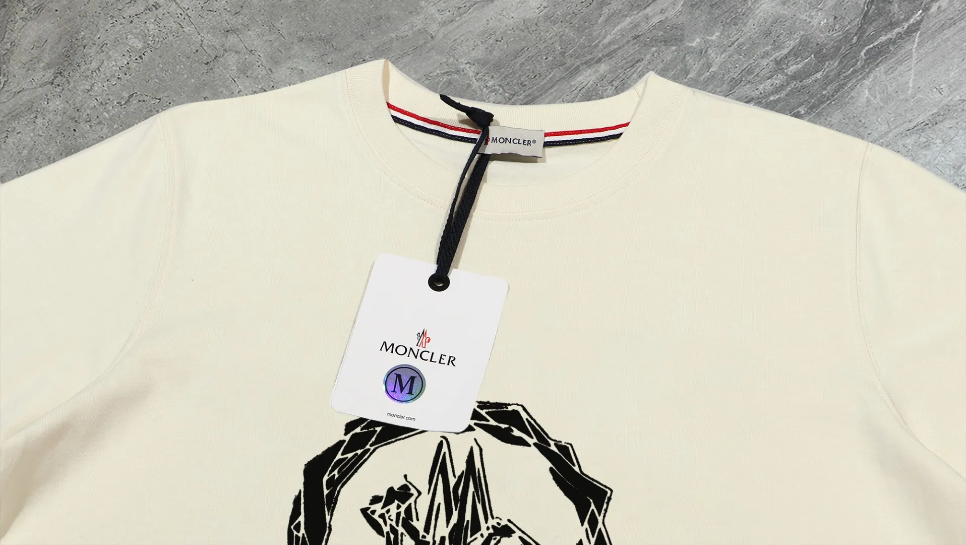 P140 💰Upgraded version "Mobile phone smart sensor ~ NFC chip armband ~ direct access to the official website for anti-counterfeiting" "Moncler ~ Mouth Mouth" 2025 new high-quality round neck short-sleeved T-shirt. The cuffs have imported embroidered labels. Customized dyeing, very comfortable to touch. Super versatile and good-looking short-sleeved. Complete with three labels. Non-market ordinary version. Feel free to compare. Quality is absolutely guaranteed! ‼ First of all, this original fabric is all custom-woven with 32-count double yarn fabric, 250G, and the weight is the same‼ Fine workmanship, double waistcoat method, double waistcoat method, double waistcoat method makes the whole dress more three-dimensional, which is not a craft that ordinary T-shirts can achieve🤪 Size: S-M-L-XL-2XL Color: black, white, apricot, same style for men and women