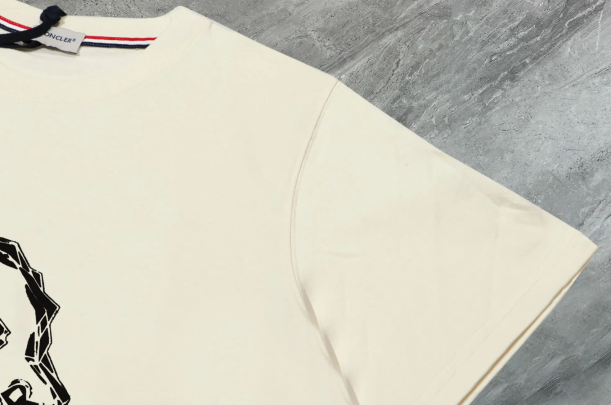 P140 💰Upgraded version "Mobile phone smart sensor ~ NFC chip armband ~ direct access to the official website for anti-counterfeiting" "Moncler ~ Mouth Mouth" 2025 new high-quality round neck short-sleeved T-shirt. The cuffs have imported embroidered labels. Customized dyeing, very comfortable to touch. Super versatile and good-looking short-sleeved. Complete with three labels. Non-market ordinary version. Feel free to compare. Quality is absolutely guaranteed! ‼ First of all, this original fabric is all custom-woven with 32-count double yarn fabric, 250G, and the weight is the same‼ Fine workmanship, double waistcoat method, double waistcoat method, double waistcoat method makes the whole dress more three-dimensional, which is not a craft that ordinary T-shirts can achieve🤪 Size: S-M-L-XL-2XL Color: black, white, apricot, same style for men and women