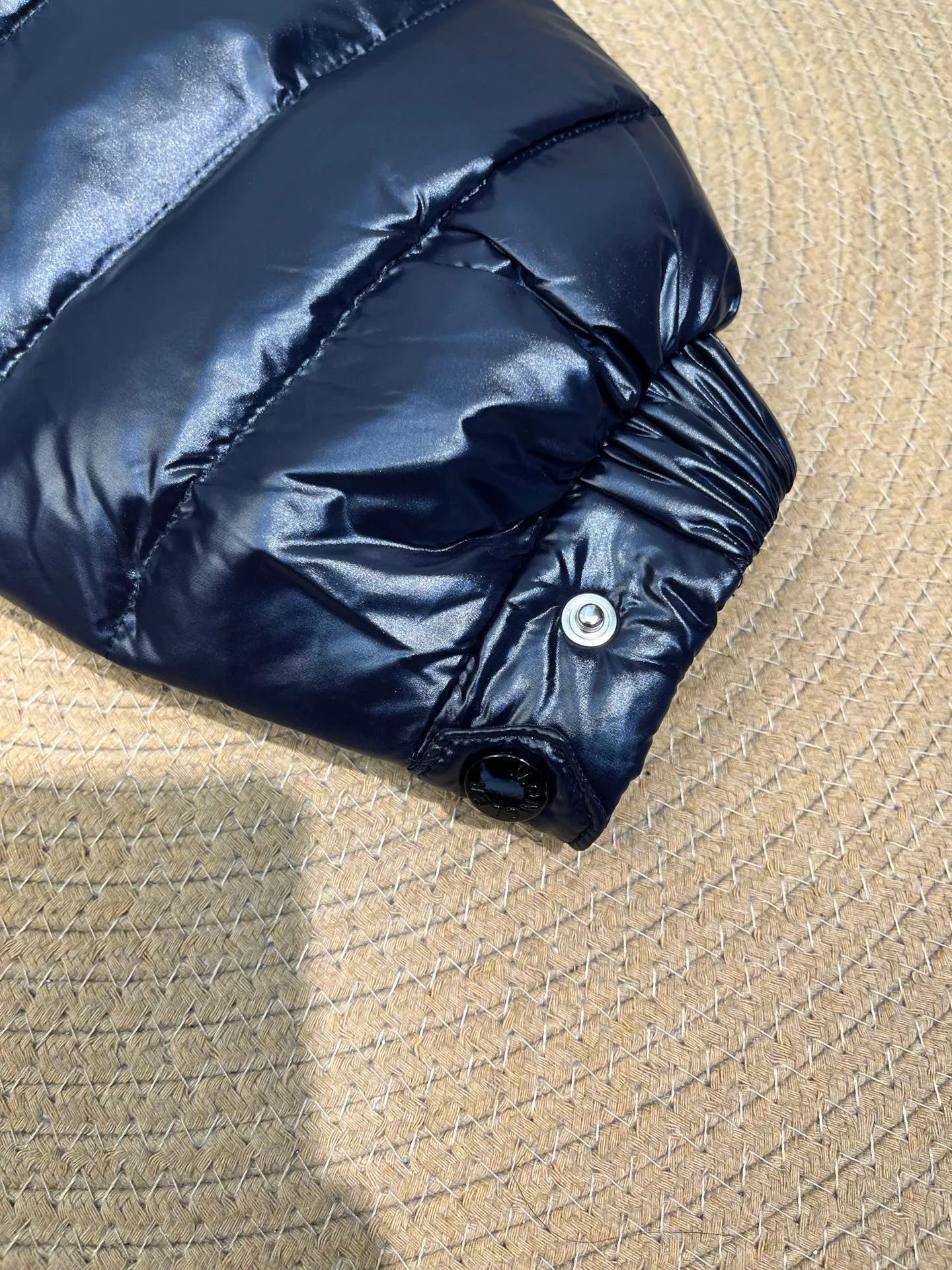 P760 Moncler Moncler's new striped trim logo quilted hooded down jacket, simple and elegant, not picky to wear. Lightweight style, simple and elegant, a must-have for travel. Color: black, white, sky blue, size: 12345