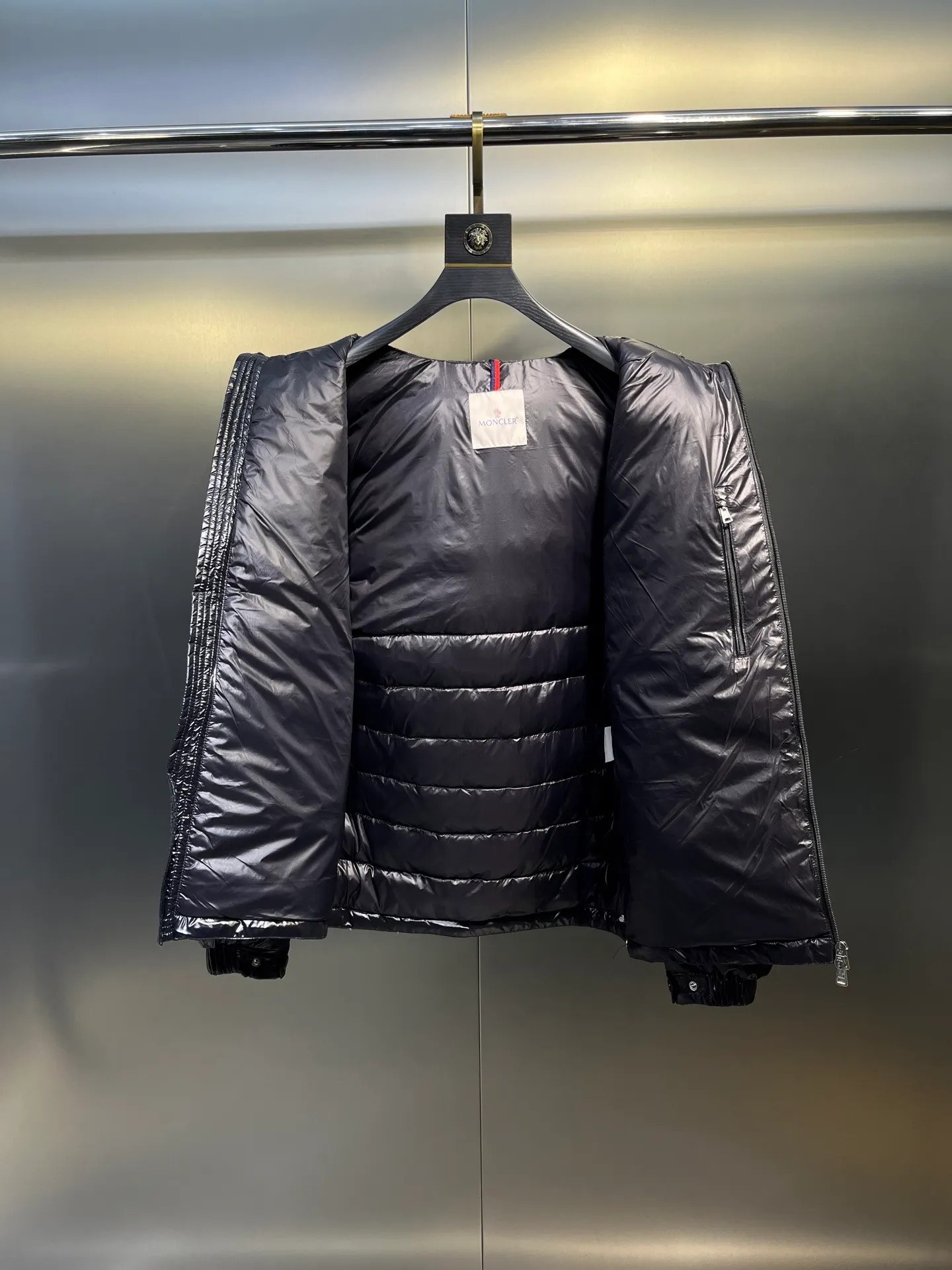 P760 Moncler Moncler's new striped trim logo quilted hooded down jacket, simple and elegant, not picky to wear. Lightweight style, simple and elegant, a must-have for travel. Color: black, white, sky blue, size: 12345