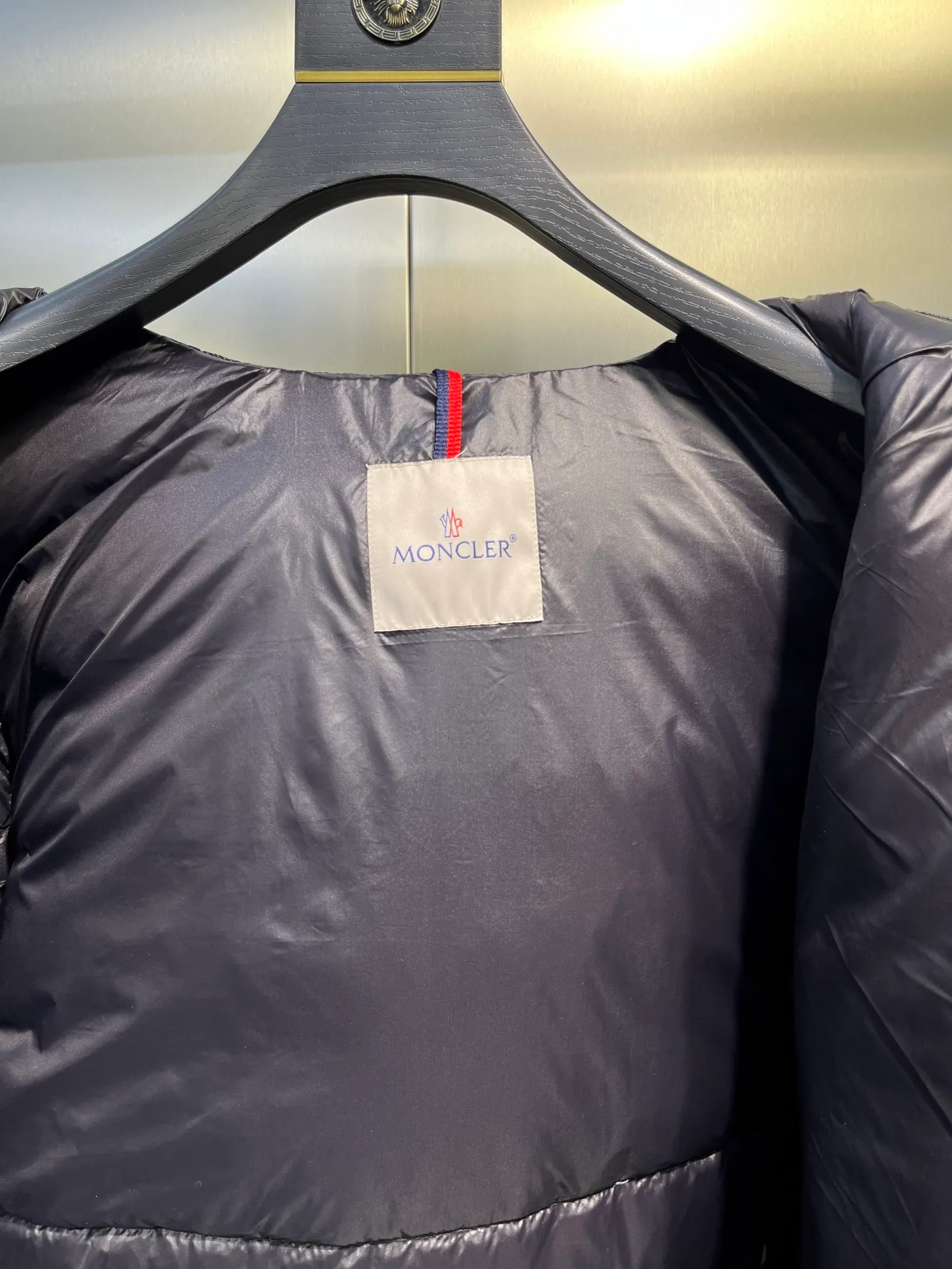 P760 Moncler Moncler's new striped trim logo quilted hooded down jacket, simple and elegant, not picky to wear. Lightweight style, simple and elegant, a must-have for travel. Color: black, white, sky blue, size: 12345