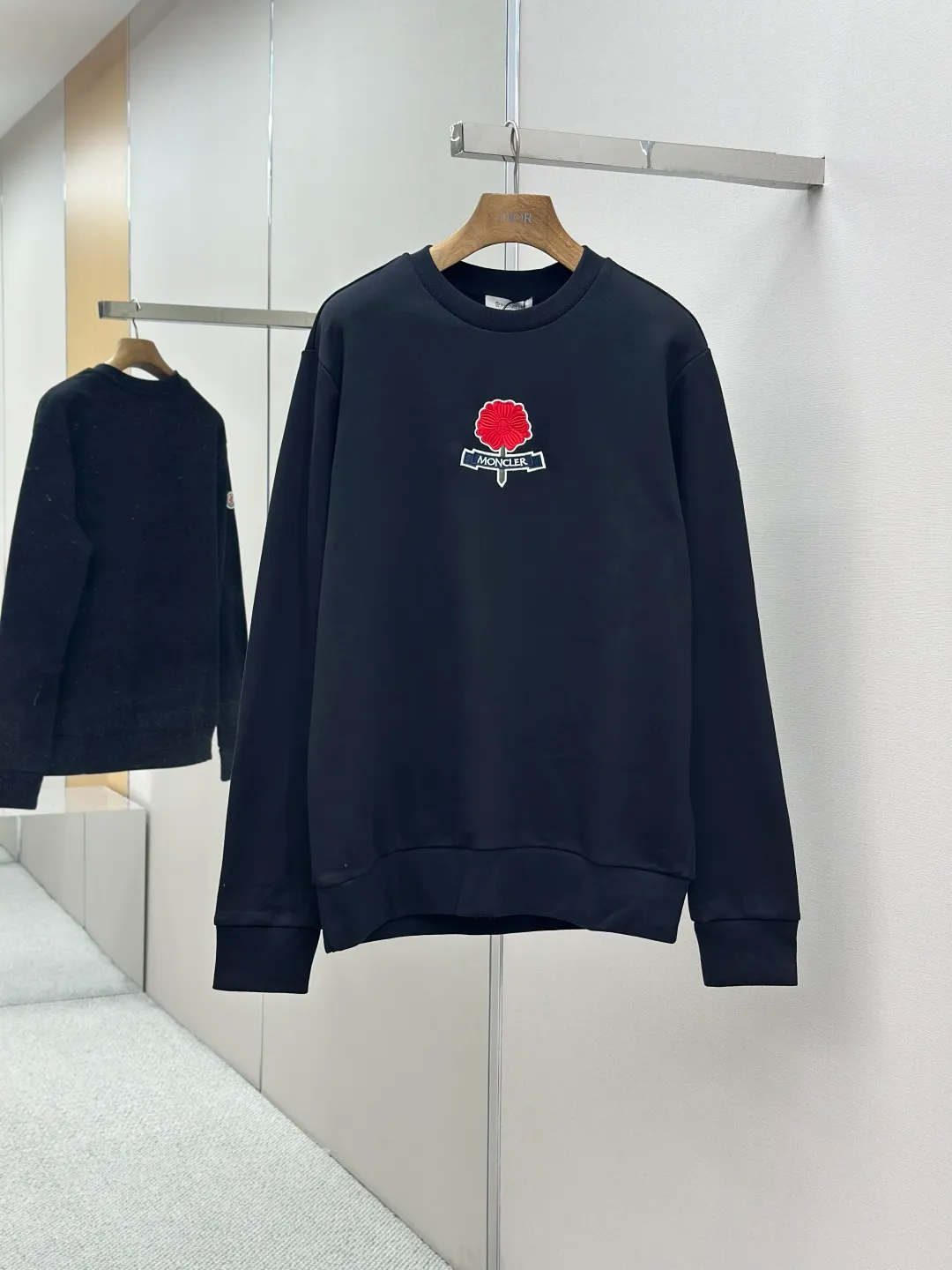 P360 MONCLER embroidered flower logo Fabric: Made of 380g double-ply cotton terry. Fabric: Thread with 1*1 double yarn thread. Matching dyeing in the same vat.  Technology: The embroidery adopts 3D three-dimensional embroidery technology, and the original scan and print are restored 1:1. There is a brand logo icon in the middle of the flower, as well as MONCLER embroidery.  This cotton-blend design is inspired by Grenoble's coat of arms and finished with a floral logo patch. Pair it with the same style and for a casual look. Round neck made of cotton and modal blended fleece fabric Embroidered flower logo patch Accessories: Customized 1:1 washed logo Craftsmanship: Customized 1:1 embroidered armband Craftsmanship: Customized 1:1 flower embroidery Size: S-M-L-XL Color: Black