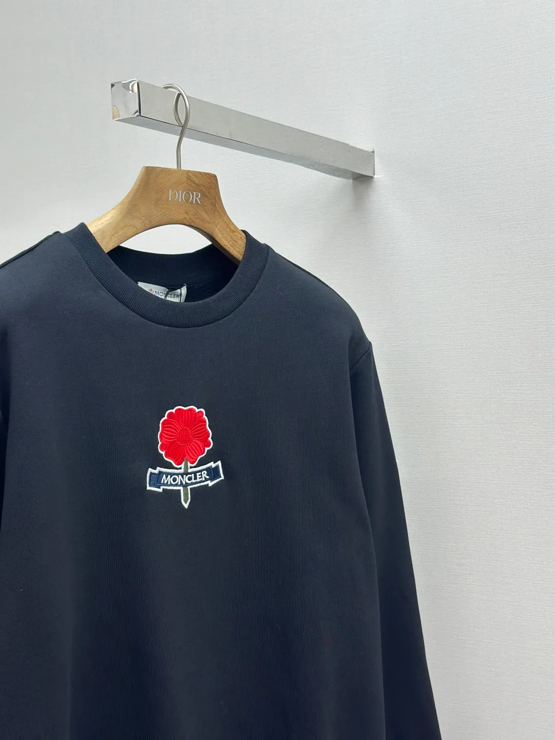P360 MONCLER embroidered flower logo Fabric: Made of 380g double-ply cotton terry. Fabric: Thread with 1*1 double yarn thread. Matching dyeing in the same vat.  Technology: The embroidery adopts 3D three-dimensional embroidery technology, and the original scan and print are restored 1:1. There is a brand logo icon in the middle of the flower, as well as MONCLER embroidery.  This cotton-blend design is inspired by Grenoble's coat of arms and finished with a floral logo patch. Pair it with the same style and for a casual look. Round neck made of cotton and modal blended fleece fabric Embroidered flower logo patch Accessories: Customized 1:1 washed logo Craftsmanship: Customized 1:1 embroidered armband Craftsmanship: Customized 1:1 flower embroidery Size: S-M-L-XL Color: Black