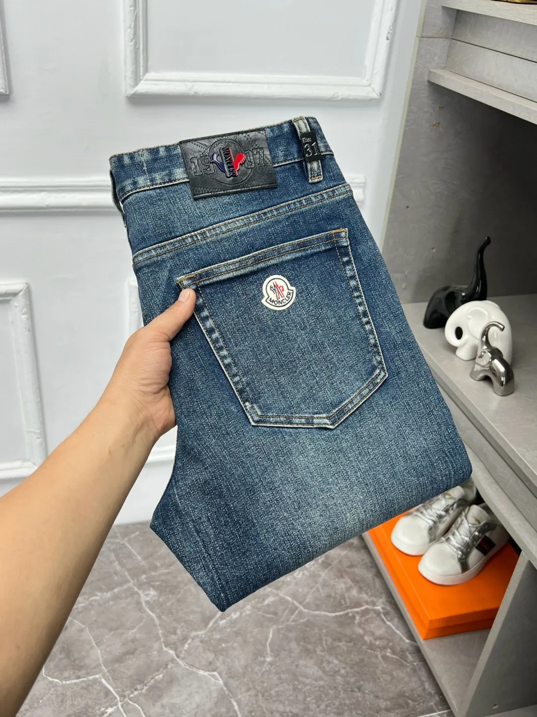 P360 Moncler 🔥🔥🔥The hot new product in autumn and winter, available at counters. The best jeans in physical stores🐂Original 1:1 goods at counters, suitable for all ages. The highest version of European imported fabrics on the market. Comfortable, soft and skin-friendly, the upper body effect is super fashionable and versatile, straight and stylish, a wardrobe must-have! Suitable for any occasion Size: 29-42