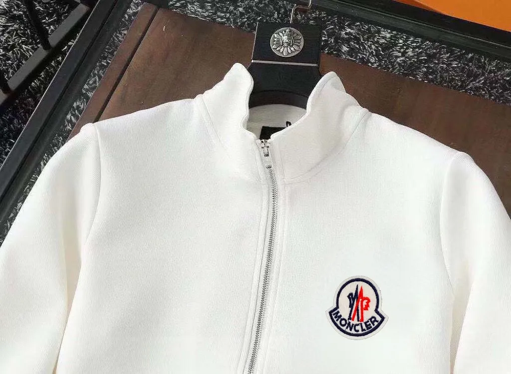 P400 💰 [MONCLER Mouth Covering] (Gospel for Fatty) Hot-selling suit is here. Focus on the original version of the official website. 2025 new hot-selling cardigan sweater suit. The original order is the best product. 🇭🇰The meticulous work of top designers. Just for a fitting and perfect upper body effect. 100% natural high-quality Roman cotton, close-fitting comfort, noble and elegant! Original hardware embodies elegance and nobility! Counter size: M-5XL (maximum wear up to 220 pounds)