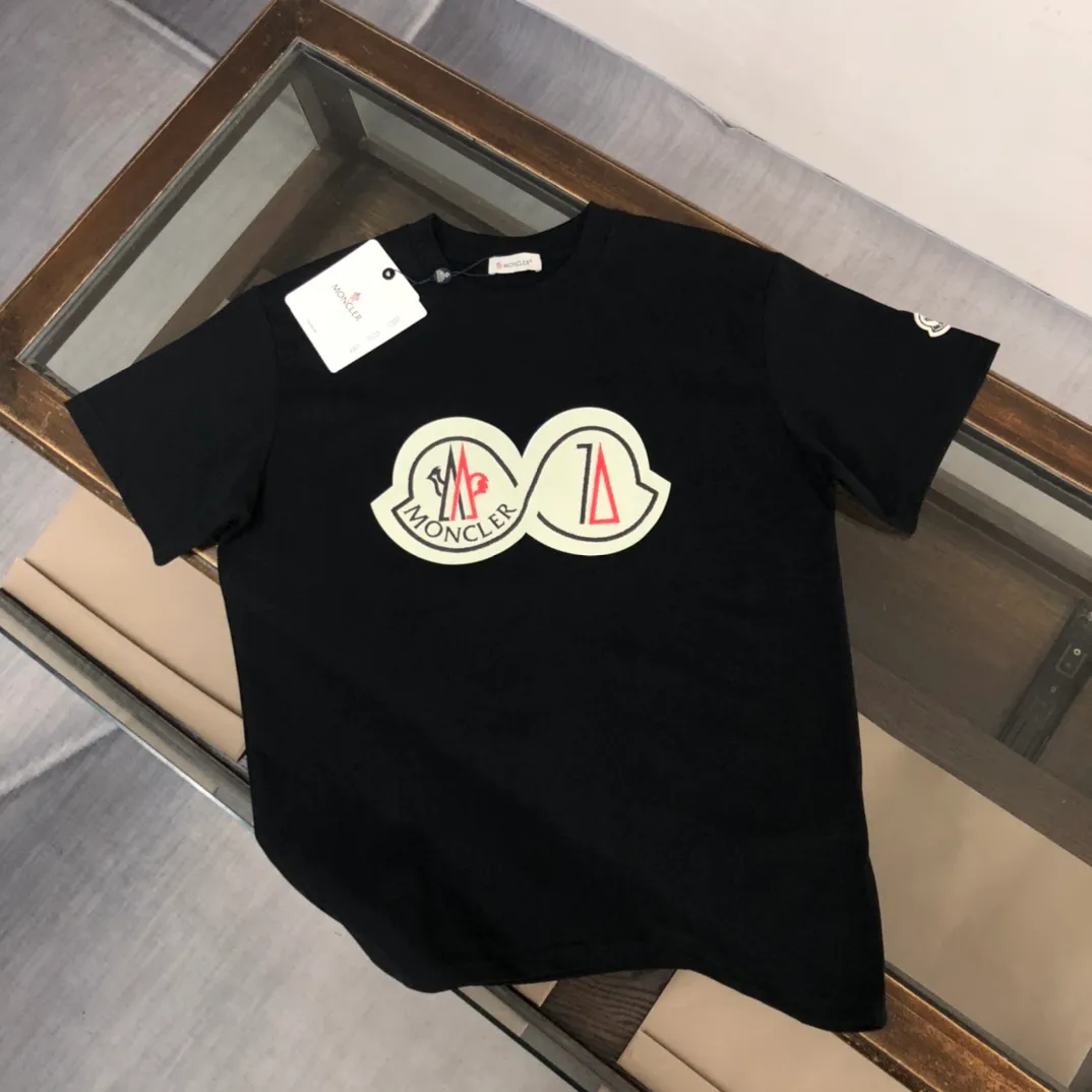 P160 🔥MONCLER New style, customized high-end ready-to-wear! Fashionable and trendy casual short-sleeved T-shirt, gentle, soft, delicate, skin-friendly, comfortable and cool, the chest pattern is stylish and full of vitality! A fashionable and versatile must-have! Color: black white Size: S～XL (loose version, please state your height and weight when placing an order)