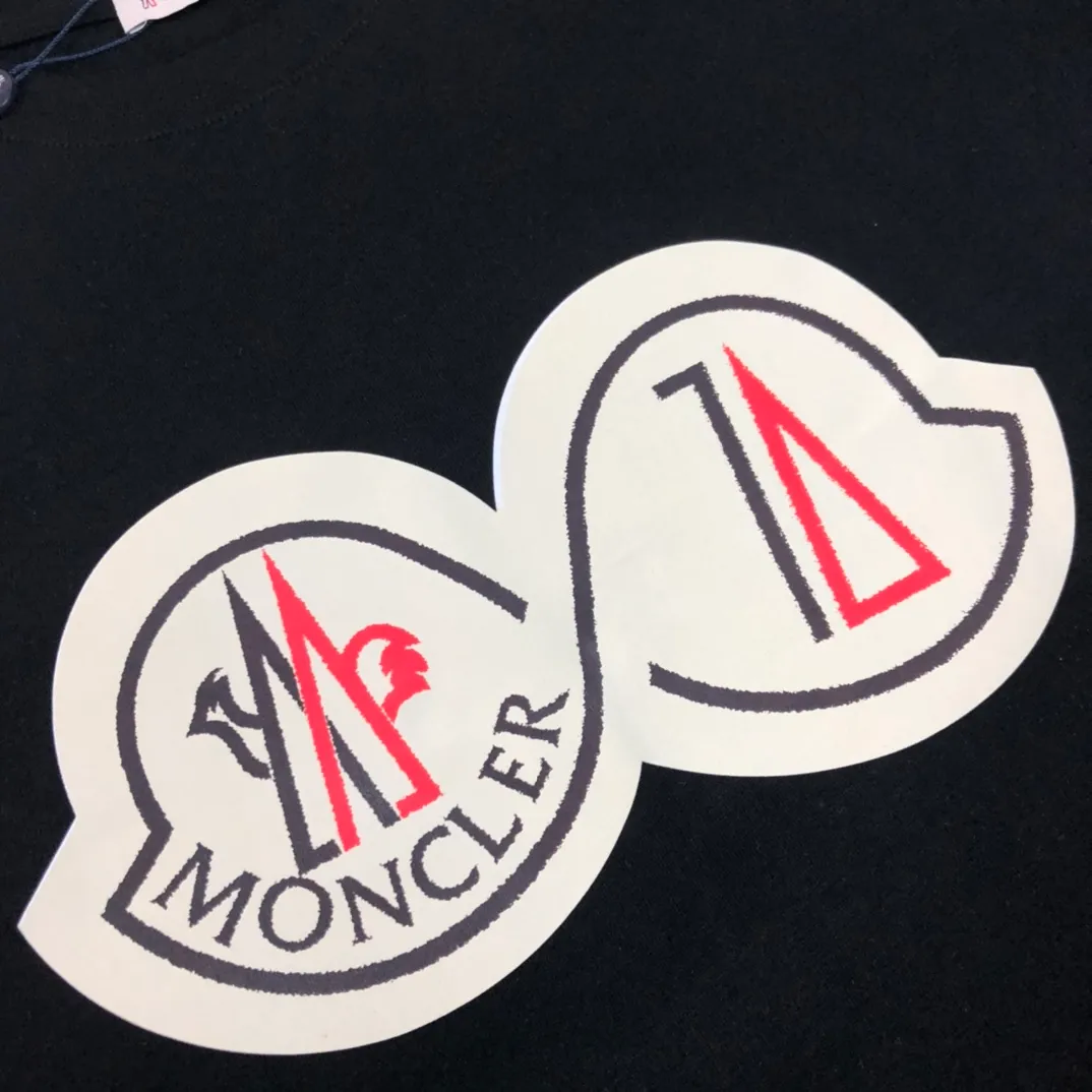 P160 🔥MONCLER New style, customized high-end ready-to-wear! Fashionable and trendy casual short-sleeved T-shirt, gentle, soft, delicate, skin-friendly, comfortable and cool, the chest pattern is stylish and full of vitality! A fashionable and versatile must-have! Color: black white Size: S～XL (loose version, please state your height and weight when placing an order)