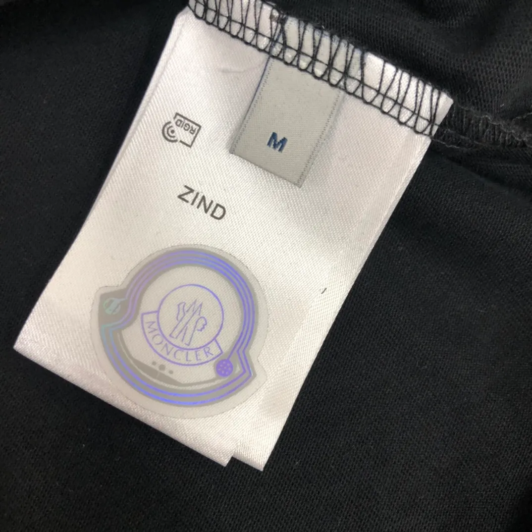P160 🔥MONCLER New style, customized high-end ready-to-wear! Fashionable and trendy casual short-sleeved T-shirt, gentle, soft, delicate, skin-friendly, comfortable and cool, the chest pattern is stylish and full of vitality! A fashionable and versatile must-have! Color: black white Size: S～XL (loose version, please state your height and weight when placing an order)