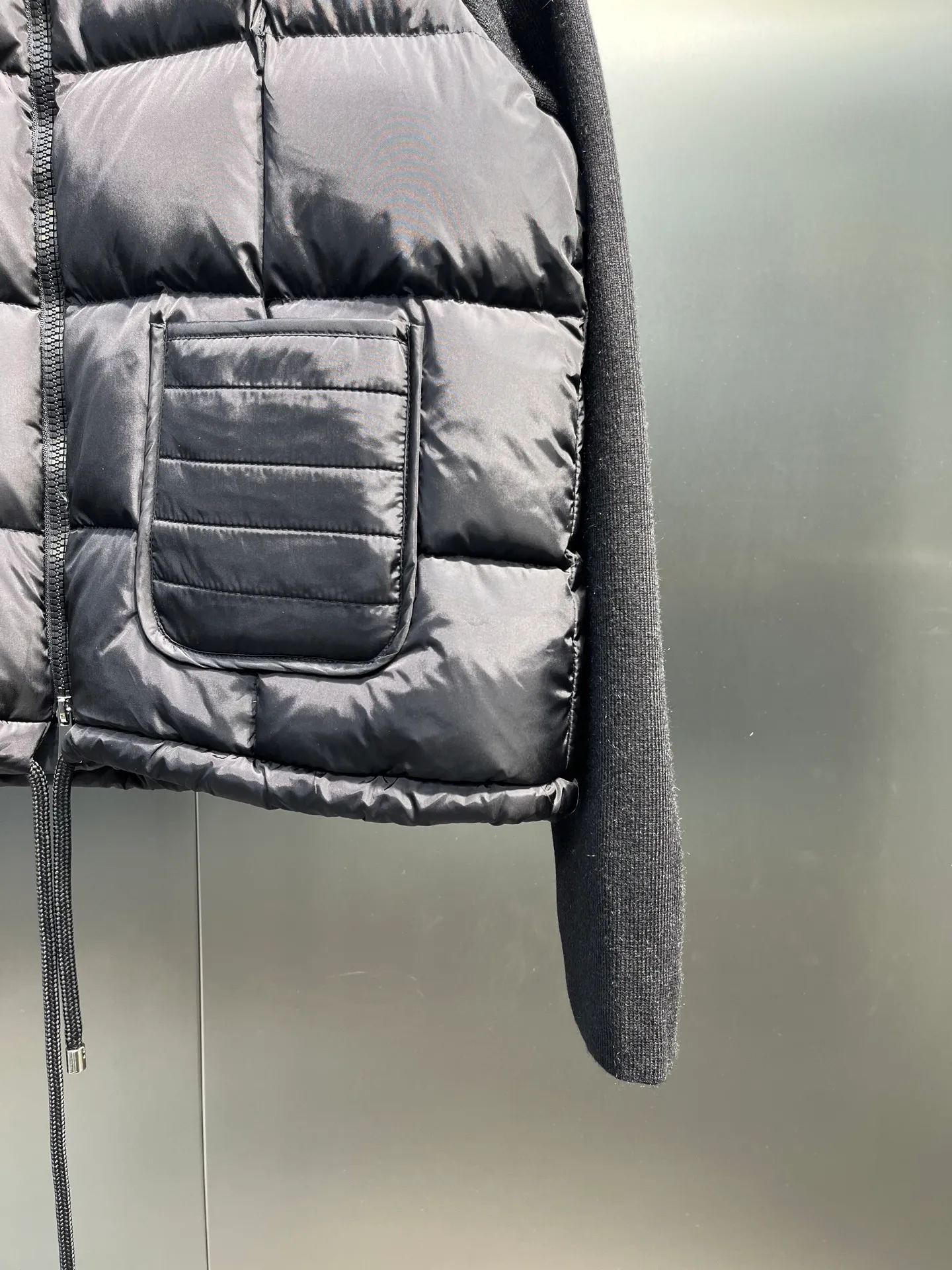 P580 Moncler 24 autumn and winter women's Cardigan stand-up collar spliced ​​knitted down doll style short down knitted material on the back sleeves makes the upper body slimmer Spliced ​​down jacket keeps warm and reduces age Bread square checkered downed upper body is simple and fashionable Hem drawstring design Adjustable version Can be worn alone or layered Color: black milk white Size: S-M-L-XL
