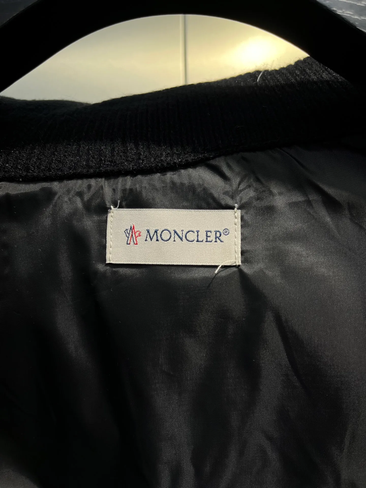 P580 Moncler 24 autumn and winter women's Cardigan stand-up collar spliced ​​knitted down doll style short down knitted material on the back sleeves makes the upper body slimmer Spliced ​​down jacket keeps warm and reduces age Bread square checkered downed upper body is simple and fashionable Hem drawstring design Adjustable version Can be worn alone or layered Color: black milk white Size: S-M-L-XL