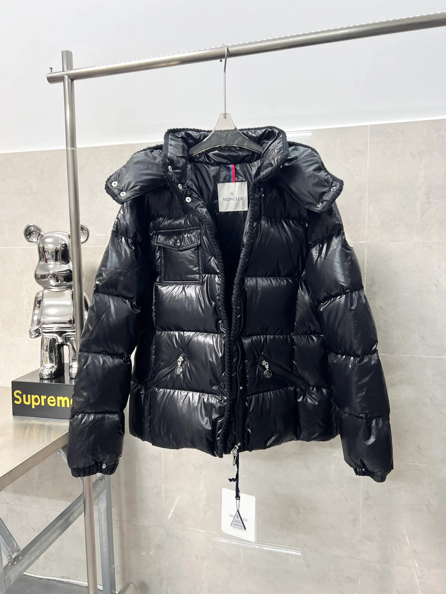 P900 Moncler Mouth GLAREINS Small Waist Hooded Floral Trimmed Small Waist Small Pocket Down Jacket The upgraded version of the small waist UP!! It is still a super slim waist style, with no-wash imitation wax leather fabric, and the brim collar and placket are matched with the same color twist braid design, which is full of elegance and suitable for various exquisite styles. A full set of hardware accessories, customized color matching snap buttons and sliders, 90 velvet filling. White Moonlight among the hottest items! Color: Black White Blue Red Size: 0123