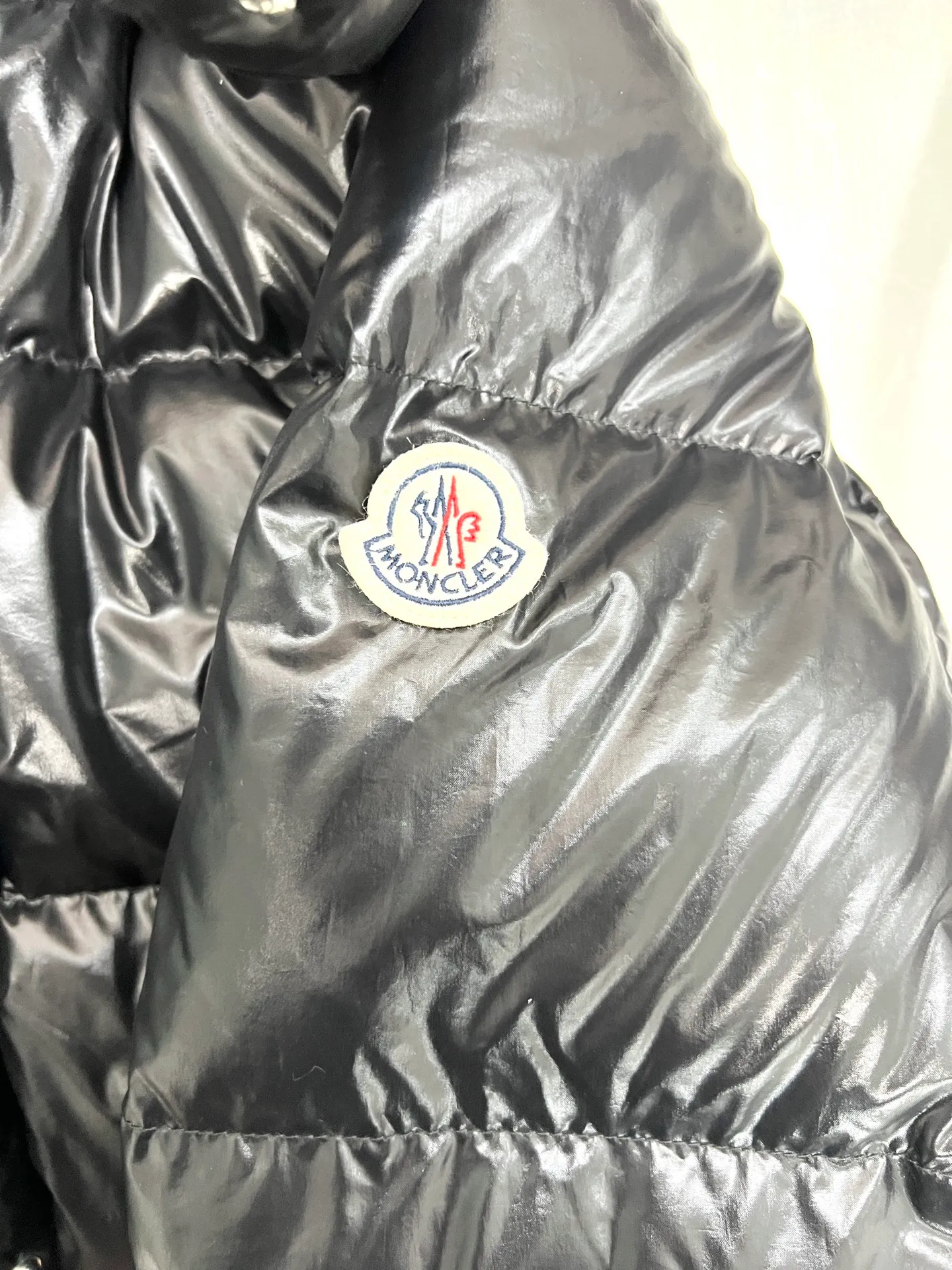 P900 Moncler Mouth GLAREINS Small Waist Hooded Floral Trimmed Small Waist Small Pocket Down Jacket The upgraded version of the small waist UP!! It is still a super slim waist style, with no-wash imitation wax leather fabric, and the brim collar and placket are matched with the same color twist braid design, which is full of elegance and suitable for various exquisite styles. A full set of hardware accessories, customized color matching snap buttons and sliders, 90 velvet filling. White Moonlight among the hottest items! Color: Black White Blue Red Size: 0123