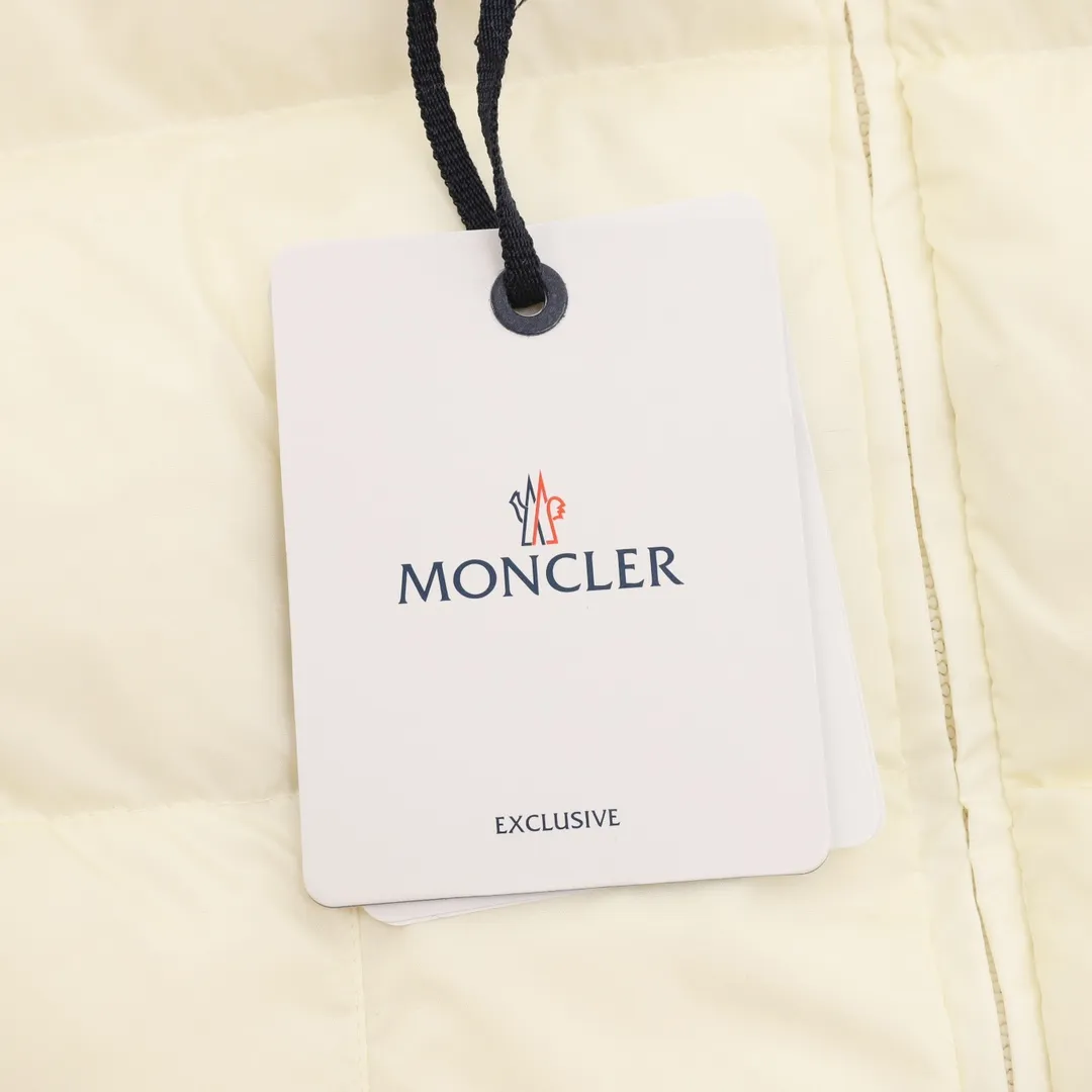 ￼ P1220 Moncler Avoce short women's down jacket. ⚠️ Correct cut version, the upper body becomes an ant waist in seconds. Fully three-dimensional cut. It is different from the random flat cut version on the market. The barcode model number is complete and consistent with the official website. The tag has built-in NFC electronic sensor anti-counterfeiting. The factory comes standard with a full set of counter gift box packaging🎁 The Avoce short down jacket is made of nylon fabric and is an everyday design item in the women's collection. The Avoce short down jacket is dynamic and elegant, emphasizing the aesthetic style of Moncler's women's collection. Functional nylon fabric provides protection, while a lightweight longue saison lining, adjustable hood and zippered pockets enhance utility. Details •Made from nylon •Longue saison lining •Down filled •Adjustable hood •Zip closure •Zip suit pocket •Elastic waistband with contoured logo buckle •Logo patch size: 1-4