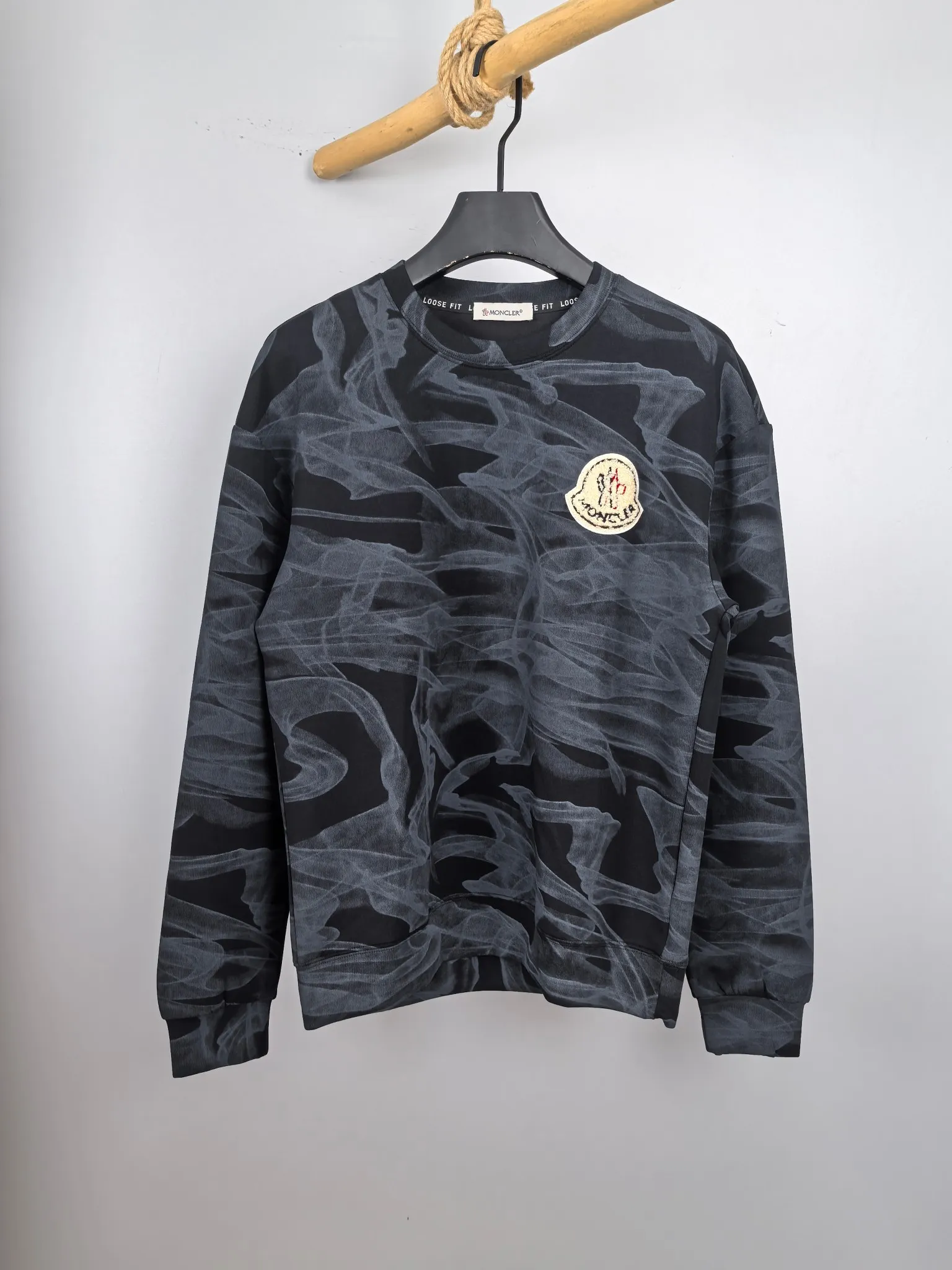 P420 MONCLER 2025 Autumn and Winter New Design Sweatshirt Official website synchronized! This T-shirt combines minimalist design with exquisite details. The oversize trim is reminiscent of Tyrolean dress details, summoning modern new ideas, creating a different conceptual pattern, and injecting rich connotation into the traditional cotton T-shirt. The LOGO on the front graphic webbing is unique and makes the brand more distinguished. It highlights the style of a big brand, sets off the minimalist design style, and reveals the elegance at a glance! As a brand that pursues design and tailoring techniques, the materials used will never disappoint! The body of this shirt is made of Solona cotton blended 400g fabric, which is noble and exquisite. The cotton surface is full, soft and skin-friendly. In short, such a classic style is a must-have for autumn and winter! M-3XL