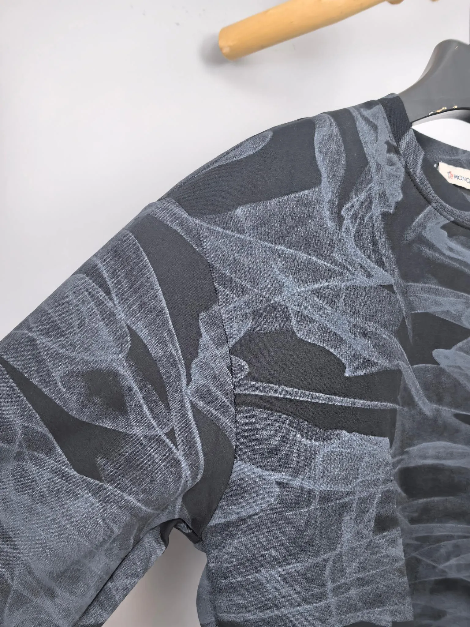 P420 MONCLER 2025 Autumn and Winter New Design Sweatshirt Official website synchronized! This T-shirt combines minimalist design with exquisite details. The oversize trim is reminiscent of Tyrolean dress details, summoning modern new ideas, creating a different conceptual pattern, and injecting rich connotation into the traditional cotton T-shirt. The LOGO on the front graphic webbing is unique and makes the brand more distinguished. It highlights the style of a big brand, sets off the minimalist design style, and reveals the elegance at a glance! As a brand that pursues design and tailoring techniques, the materials used will never disappoint! The body of this shirt is made of Solona cotton blended 400g fabric, which is noble and exquisite. The cotton surface is full, soft and skin-friendly. In short, such a classic style is a must-have for autumn and winter! M-3XL