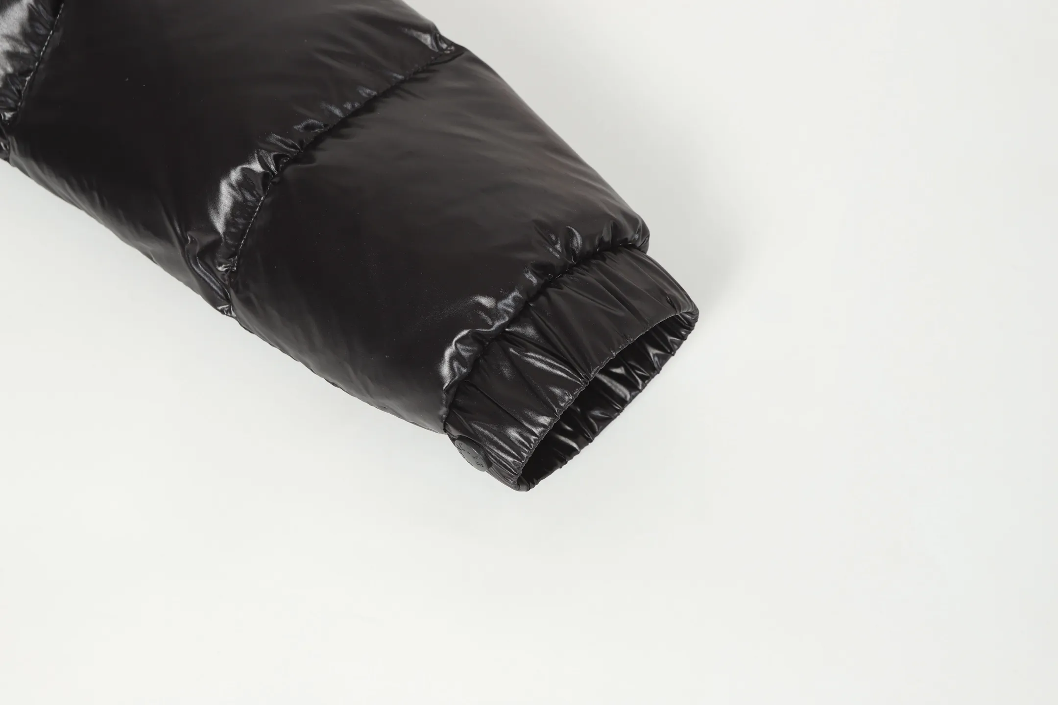 P860 MONCLER/Mask 1952 Green Fat Man Long-sleeved Down Jacket Muzzled DERVOX limited color matching 1952 co-branded men's goose down stand-up collar thickened buns can be made into couple models 95% European standard gooseneck down filling. Extremely full filling. 700+ fill power. The tag barcode model number corresponds to the official website. The tag has built-in NFC electronic induction anti-counterfeiting) Dervox down is made of lightweight nylon Made of laqué fabric, it's comfortable and warm without being bulky. This short style features an internal shoulder strap that can be carried as a carry when the weather heats up, making it ideal for urban or alpine wear. Made in pop tones, it's finished with a bold logo patch. Details Made of lightweight nvlon laqué fabric Color: Black Blue/Black Green/Coffee Blue Size: 1/2/3/4/5