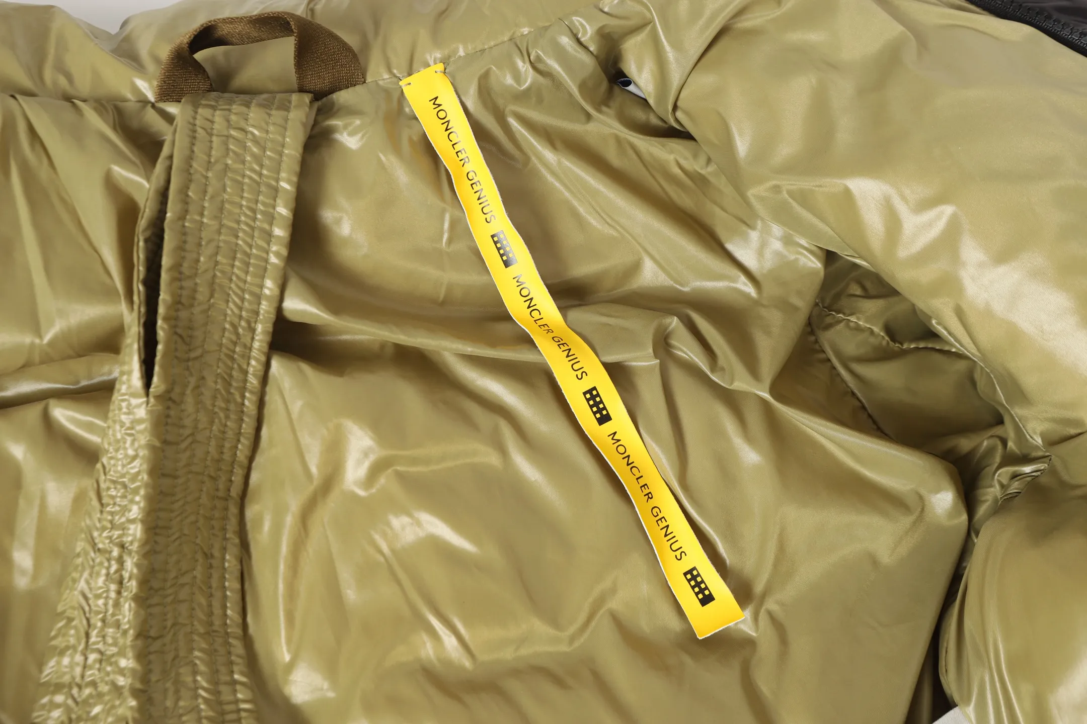 P860 MONCLER/Mask 1952 Green Fat Man Long-sleeved Down Jacket Muzzled DERVOX limited color matching 1952 co-branded men's goose down stand-up collar thickened buns can be made into couple models 95% European standard gooseneck down filling. Extremely full filling. 700+ fill power. The tag barcode model number corresponds to the official website. The tag has built-in NFC electronic induction anti-counterfeiting) Dervox down is made of lightweight nylon Made of laqué fabric, it's comfortable and warm without being bulky. This short style features an internal shoulder strap that can be carried as a carry when the weather heats up, making it ideal for urban or alpine wear. Made in pop tones, it's finished with a bold logo patch. Details Made of lightweight nvlon laqué fabric Color: Black Blue/Black Green/Coffee Blue Size: 1/2/3/4/5