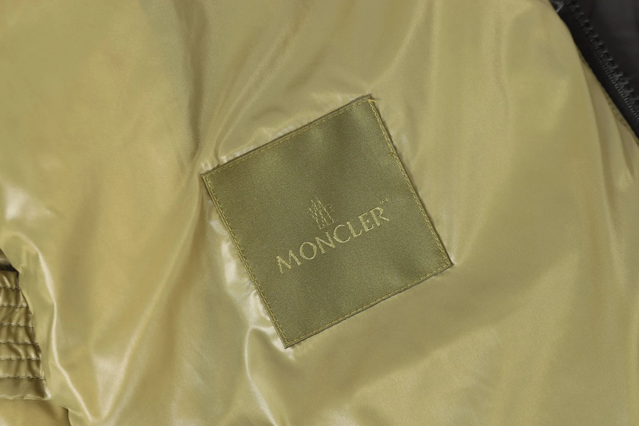 P860 MONCLER/Mask 1952 Green Fat Man Long-sleeved Down Jacket Muzzled DERVOX limited color matching 1952 co-branded men's goose down stand-up collar thickened buns can be made into couple models 95% European standard gooseneck down filling. Extremely full filling. 700+ fill power. The tag barcode model number corresponds to the official website. The tag has built-in NFC electronic induction anti-counterfeiting) Dervox down is made of lightweight nylon Made of laqué fabric, it's comfortable and warm without being bulky. This short style features an internal shoulder strap that can be carried as a carry when the weather heats up, making it ideal for urban or alpine wear. Made in pop tones, it's finished with a bold logo patch. Details Made of lightweight nvlon laqué fabric Color: Black Blue/Black Green/Coffee Blue Size: 1/2/3/4/5