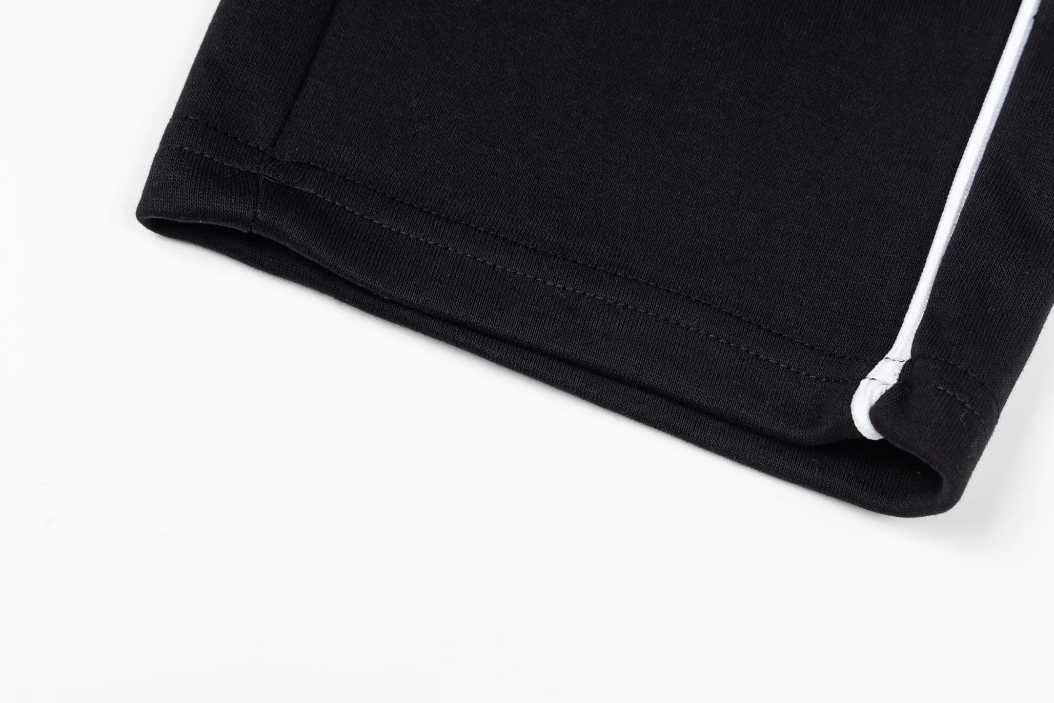 P230 Style No. B168 Masked small label flame embroidered line webbing sweatpants MONCLER official website consistent style Fabric: 450g high-weight premium composite fabric Same color woven and dyed elastic waist in the same color Classic letter small label full embroidery➕customized ribbon Supporting: complete three labels Cardboard oil paper code sticker packaging High temperature pre-shrinking process before production will not shrink and deformation Imported machine professional plate production os version Can wear up to 200 pounds. The size is measured manually. The error of 2-3cm is normal. Color: black gray size: s m l xl