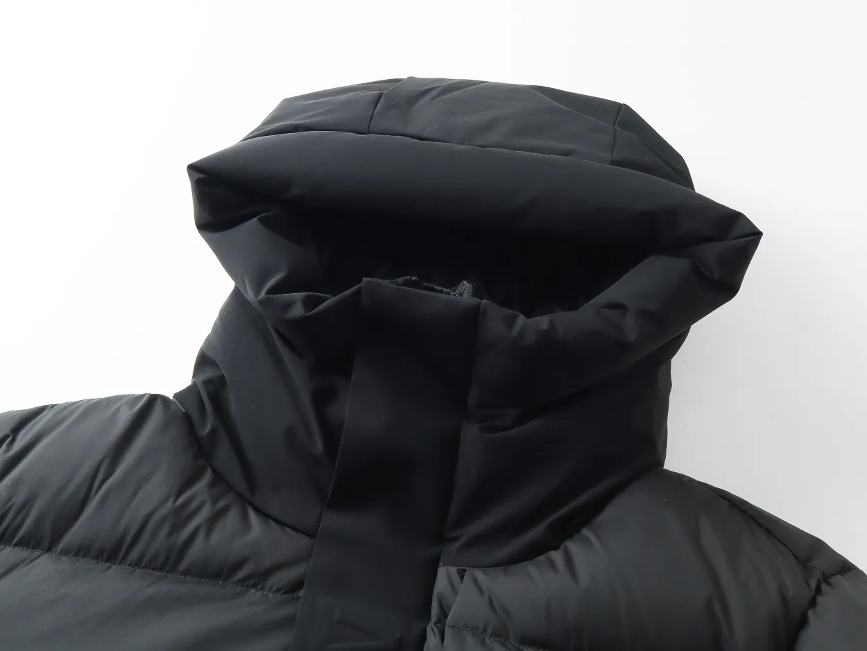 P860 Top version] Detailed picture of large goods Moncler/Mask 22Fw Black Warrior access control three-dimensional embossed letter down jacket, autumn and winter new madeira. The Black Warrior hooded mid-length down jacket is filled with national standard 95% white duck down. Madeira down jacket is a common item in the functional wardrobe. It is made of Longuesaison nylon, providing excellent warmth and light comfort. Presented in calming neutral tones, the loose silhouette pays homage to clean design. Made of matte Longue Saison nylon Painted nylon lining Filled with down Hood and front placket made of 2.5 layers of fabric Logo lettering embossed Hidden button and zipper closure Exterior pockets with hidden snap button closure Chest pockets with zipper closure Adjustable hood and flat elastic drawstring Matte black logo Style: 5608# Color: Black Off-white Size: 1 2 3 4 5