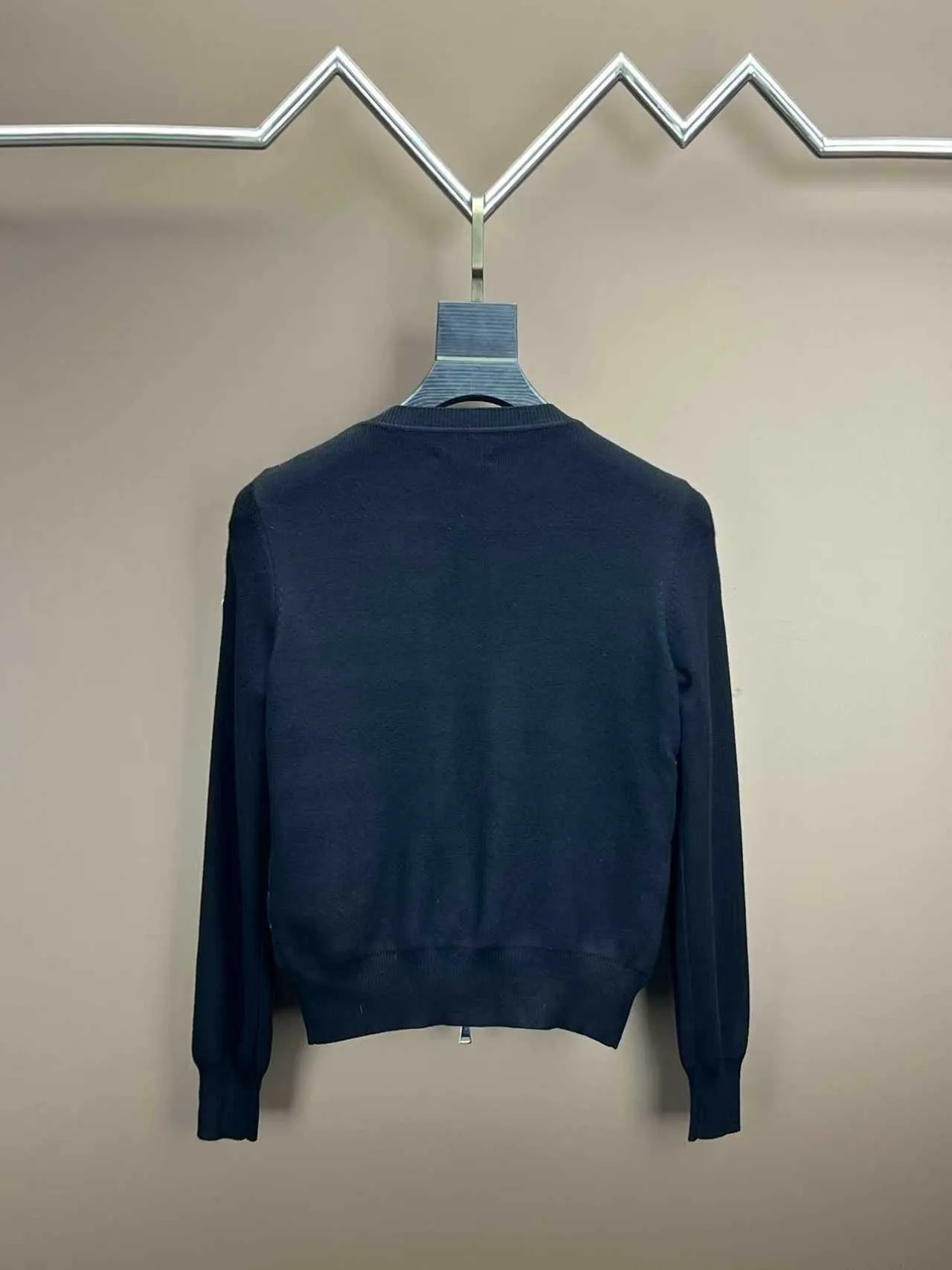 P630 moncler🌟Knitted splicing short stand-up collar This piece directly fits my aesthetic. The snap-button pocket design is super considerate, which is very convenient for daily storage of small items. It also makes the overall shape more neat. It is a blessing for detail control. The high-neck design makes the face smaller, and has an excellent windproof and warm effect. It can also look beautiful in the cold wind. The cuffs and collar have contrasting stripes, and are filled with 90% white duck, which is fluffy and soft, with full warmth retention properties. Wearing it feels like being wrapped in clouds, warm and healing. The style is also great. It doesn’t matter your figure. It can be easily controlled by any body shape. You can instantly become a fashionista when you put it on. Color: Black Size: M-3XL