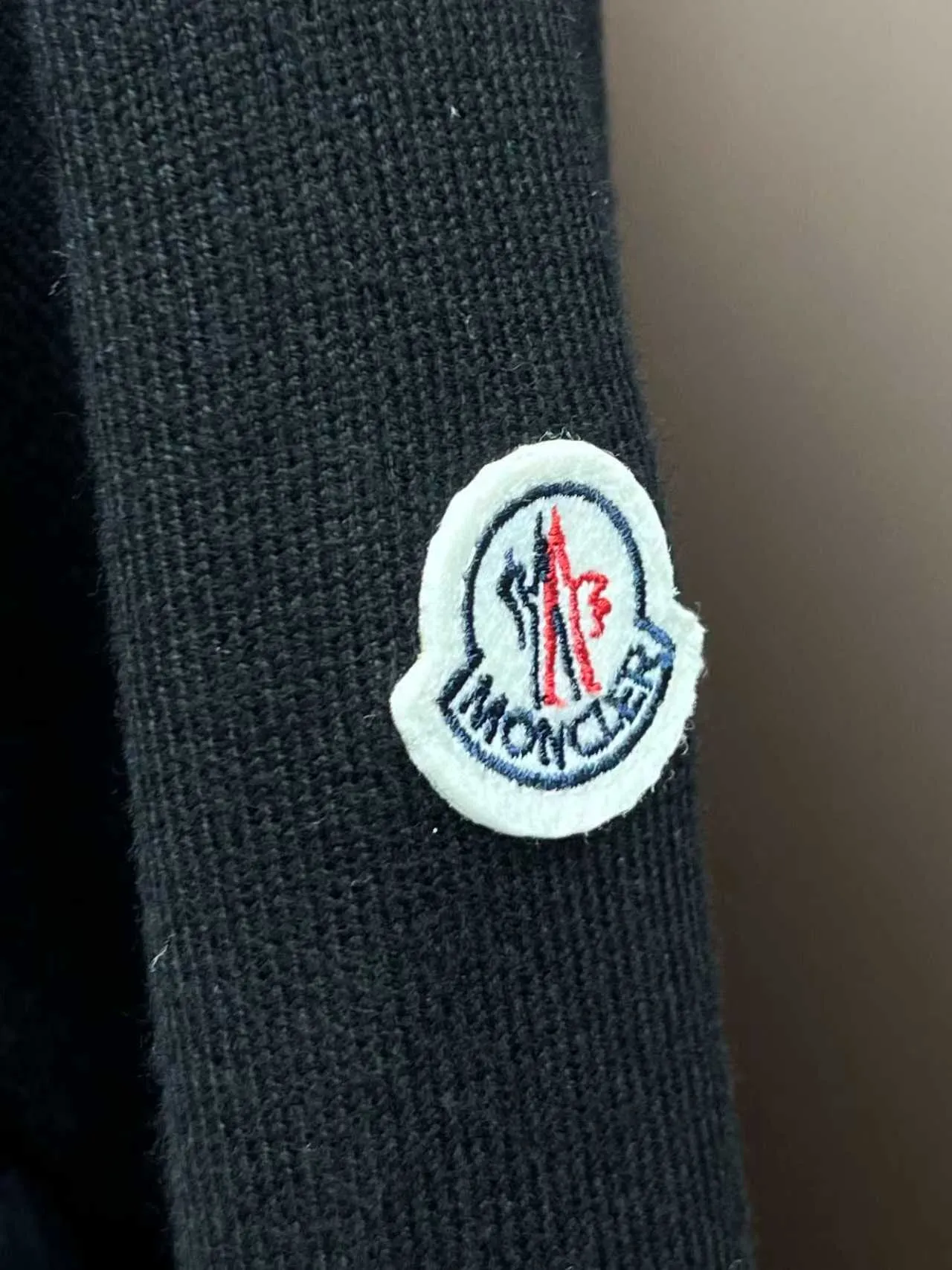 P630 moncler🌟Knitted splicing short stand-up collar This piece directly fits my aesthetic. The snap-button pocket design is super considerate, which is very convenient for daily storage of small items. It also makes the overall shape more neat. It is a blessing for detail control. The high-neck design makes the face smaller, and has an excellent windproof and warm effect. It can also look beautiful in the cold wind. The cuffs and collar have contrasting stripes, and are filled with 90% white duck, which is fluffy and soft, with full warmth retention properties. Wearing it feels like being wrapped in clouds, warm and healing. The style is also great. It doesn’t matter your figure. It can be easily controlled by any body shape. You can instantly become a fashionista when you put it on. Color: Black Size: M-3XL