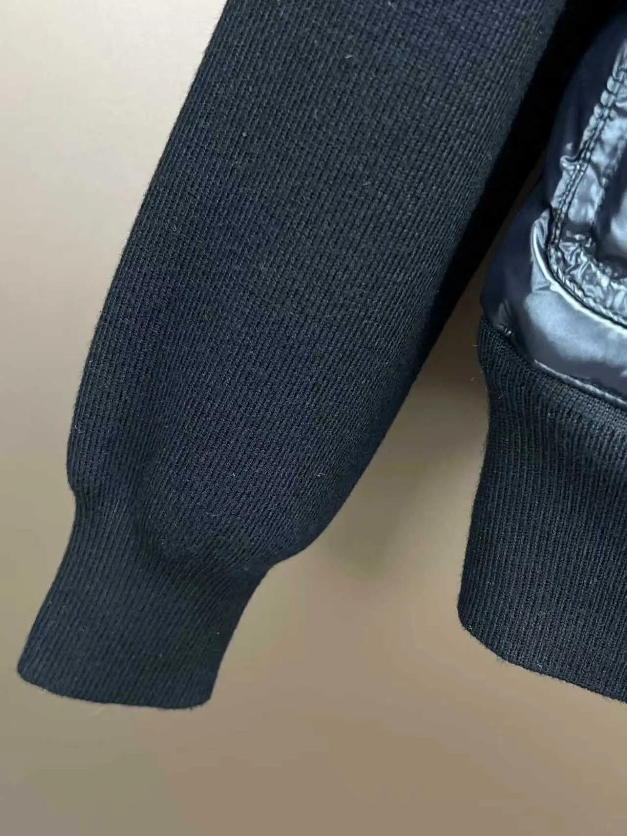 P630 moncler🌟Knitted splicing short stand-up collar This piece directly fits my aesthetic. The snap-button pocket design is super considerate, which is very convenient for daily storage of small items. It also makes the overall shape more neat. It is a blessing for detail control. The high-neck design makes the face smaller, and has an excellent windproof and warm effect. It can also look beautiful in the cold wind. The cuffs and collar have contrasting stripes, and are filled with 90% white duck, which is fluffy and soft, with full warmth retention properties. Wearing it feels like being wrapped in clouds, warm and healing. The style is also great. It doesn’t matter your figure. It can be easily controlled by any body shape. You can instantly become a fashionista when you put it on. Color: Black Size: M-3XL