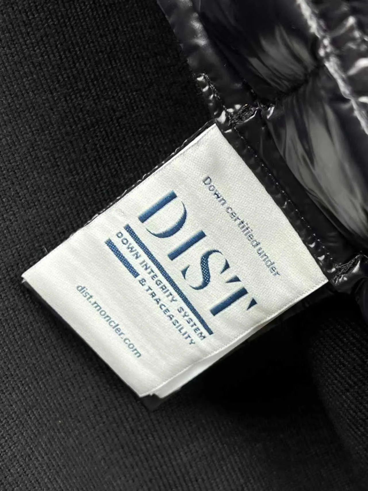 P630 moncler🌟Knitted splicing short stand-up collar This piece directly fits my aesthetic. The snap-button pocket design is super considerate, which is very convenient for daily storage of small items. It also makes the overall shape more neat. It is a blessing for detail control. The high-neck design makes the face smaller, and has an excellent windproof and warm effect. It can also look beautiful in the cold wind. The cuffs and collar have contrasting stripes, and are filled with 90% white duck, which is fluffy and soft, with full warmth retention properties. Wearing it feels like being wrapped in clouds, warm and healing. The style is also great. It doesn’t matter your figure. It can be easily controlled by any body shape. You can instantly become a fashionista when you put it on. Color: Black Size: M-3XL