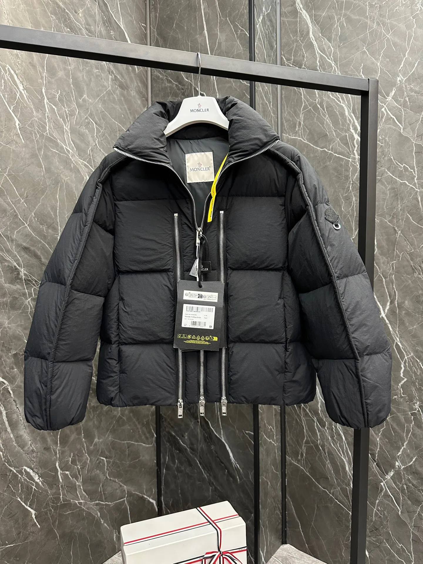 P1100 ⬆️ MONCLER GENIUS (Sky City Show Style) Moncler x Willow Smith YAEL Short Down Jacket for Women The Jayel short down jacket is embellished with eye-catching metal accessories, highlighting the punk aesthetic of the Moncler These functional zippers can be opened or closed and are reminiscent of artist-inspired vintage details. Made from nylon fabric that combines Moncler's heritage with Willow Smith's aesthetic, the metal ring on the logo patch is inspired by the artist's nose ring. Moncler Genius is a warm piece with a short and wide design that can be easily matched with the same color items in the series. Details Made of lightweight nylon Longue saison lining Filled with down Zip closure Snap pockets Adjustable cuffs and hem Embroidered logo patch with hoop Size: 0-3 White Black (Fairy Style)