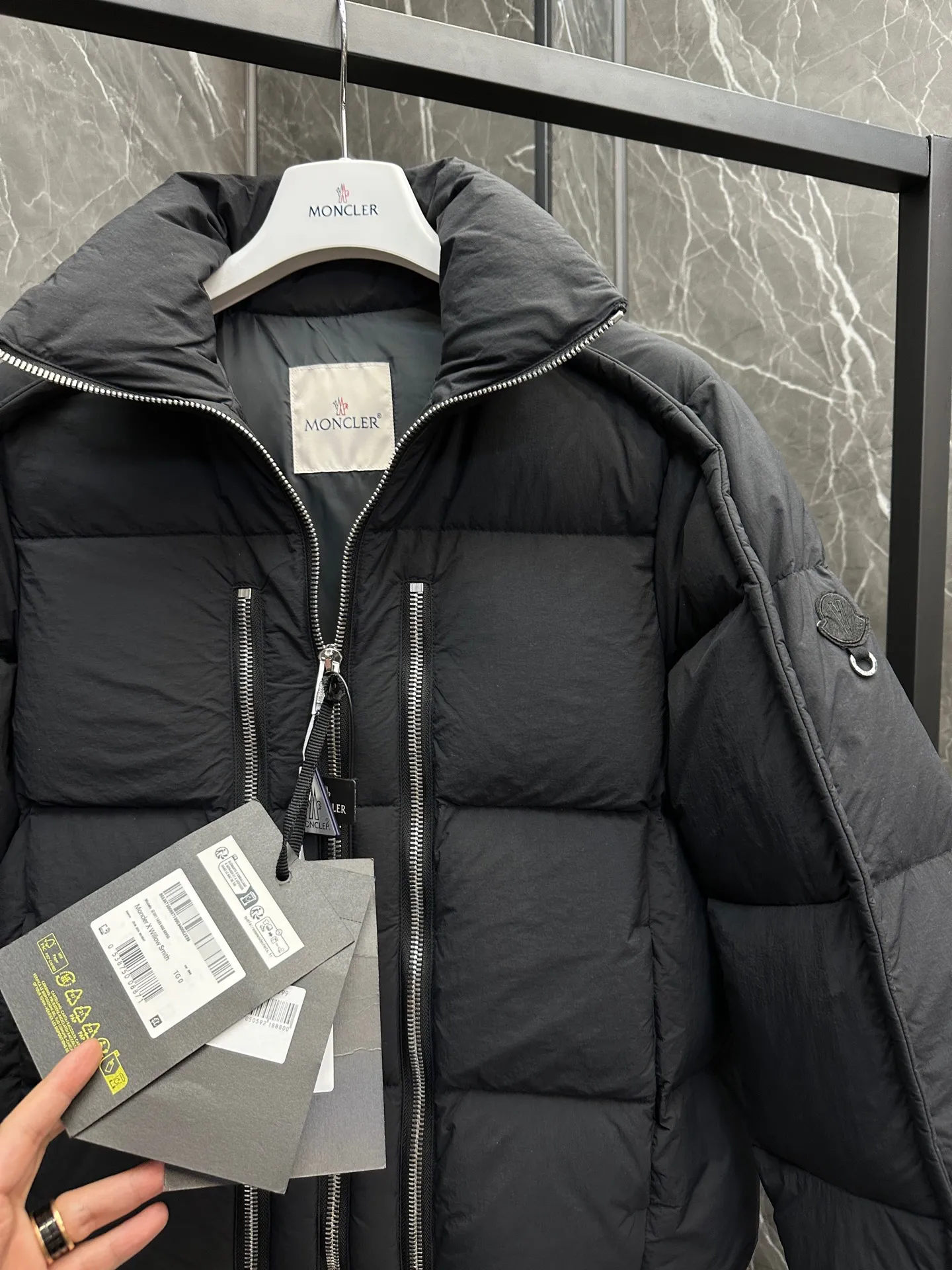 P1100 ⬆️ MONCLER GENIUS (Sky City Show Style) Moncler x Willow Smith YAEL Short Down Jacket for Women The Jayel short down jacket is embellished with eye-catching metal accessories, highlighting the punk aesthetic of the Moncler These functional zippers can be opened or closed and are reminiscent of artist-inspired vintage details. Made from nylon fabric that combines Moncler's heritage with Willow Smith's aesthetic, the metal ring on the logo patch is inspired by the artist's nose ring. Moncler Genius is a warm piece with a short and wide design that can be easily matched with the same color items in the series. Details Made of lightweight nylon Longue saison lining Filled with down Zip closure Snap pockets Adjustable cuffs and hem Embroidered logo patch with hoop Size: 0-3 White Black (Fairy Style)