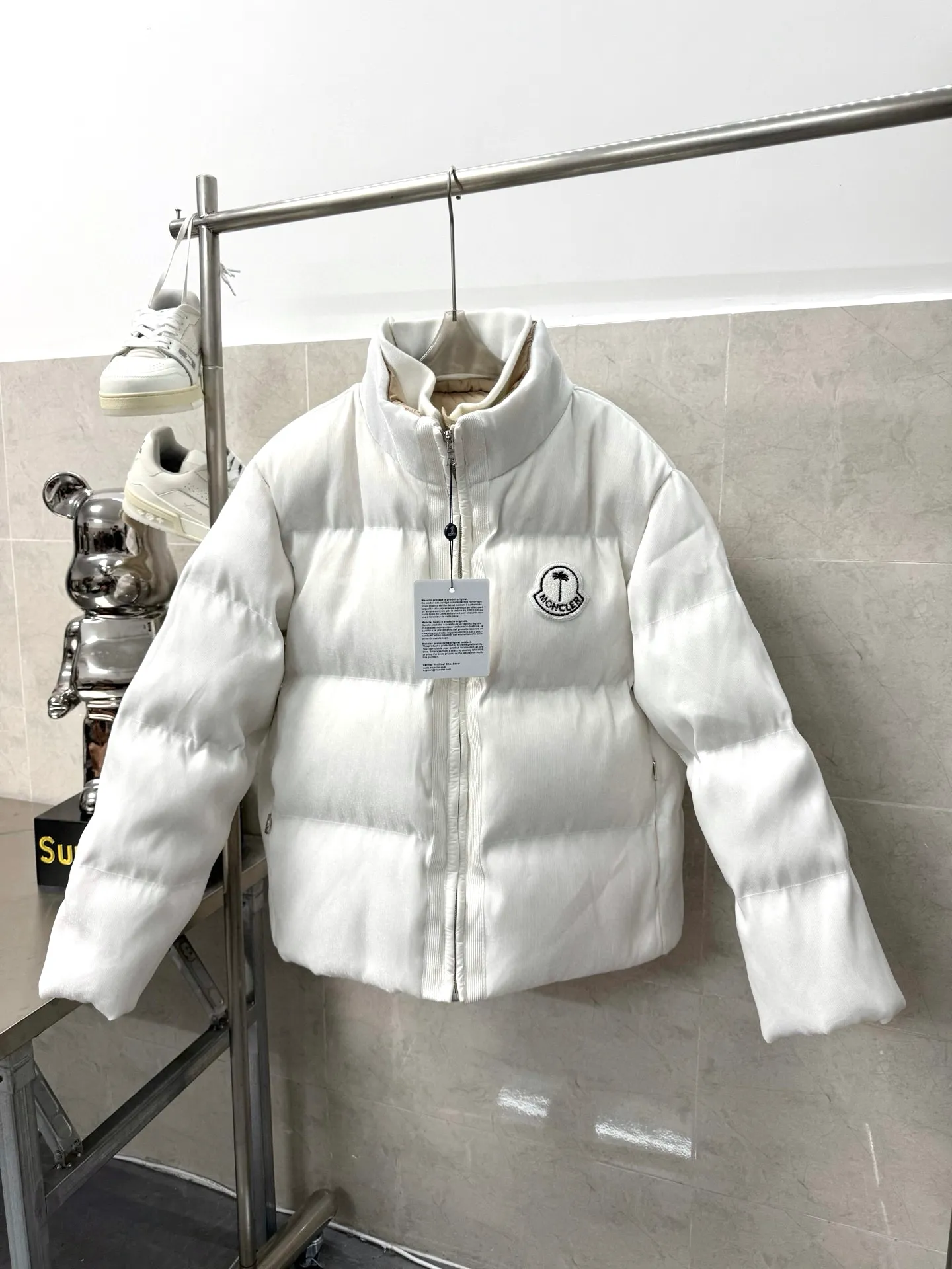 P1380 Moncler's new light-emitting light down jacket. It is a futuristic style with a sense of technology. It is definitely cool and attracts attention when going out. It is unremarkable during the day, but it is absolutely full of effect when it comes out at night. There is a socket in the pocket for charging. The upper body is like the most beautiful boy on the street. He wears a star. The logo on the chest badge is embellished. The overall personality is fashionable and cool. The upper body is full of velvet, cool and comfortable. Size: 1234