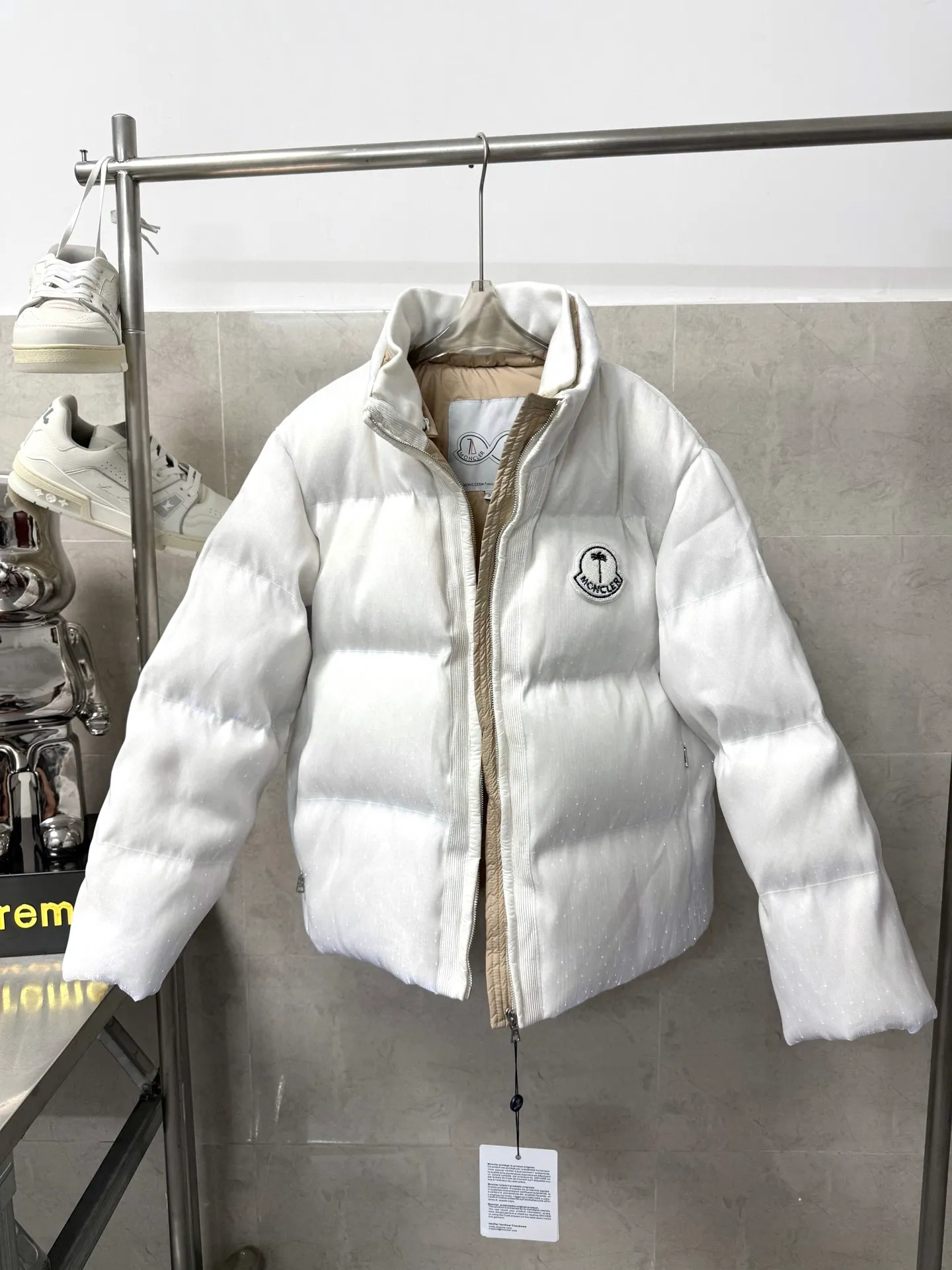 P1380 Moncler's new light-emitting light down jacket. It is a futuristic style with a sense of technology. It is definitely cool and attracts attention when going out. It is unremarkable during the day, but it is absolutely full of effect when it comes out at night. There is a socket in the pocket for charging. The upper body is like the most beautiful boy on the street. He wears a star. The logo on the chest badge is embellished. The overall personality is fashionable and cool. The upper body is full of velvet, cool and comfortable. Size: 1234
