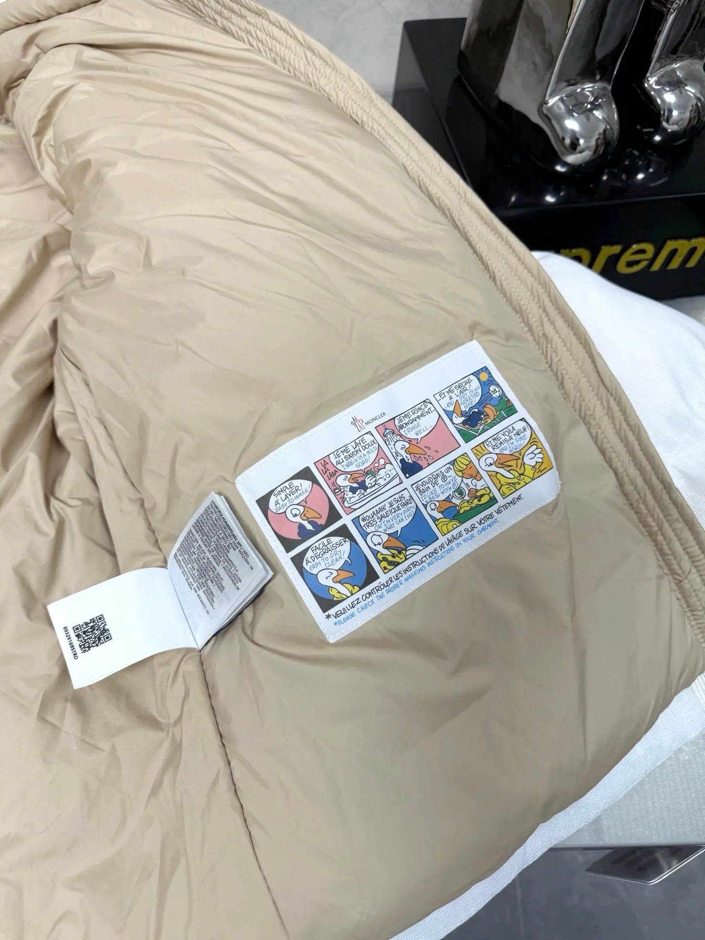 P1380 Moncler's new light-emitting light down jacket. It is a futuristic style with a sense of technology. It is definitely cool and attracts attention when going out. It is unremarkable during the day, but it is absolutely full of effect when it comes out at night. There is a socket in the pocket for charging. The upper body is like the most beautiful boy on the street. He wears a star. The logo on the chest badge is embellished. The overall personality is fashionable and cool. The upper body is full of velvet, cool and comfortable. Size: 1234