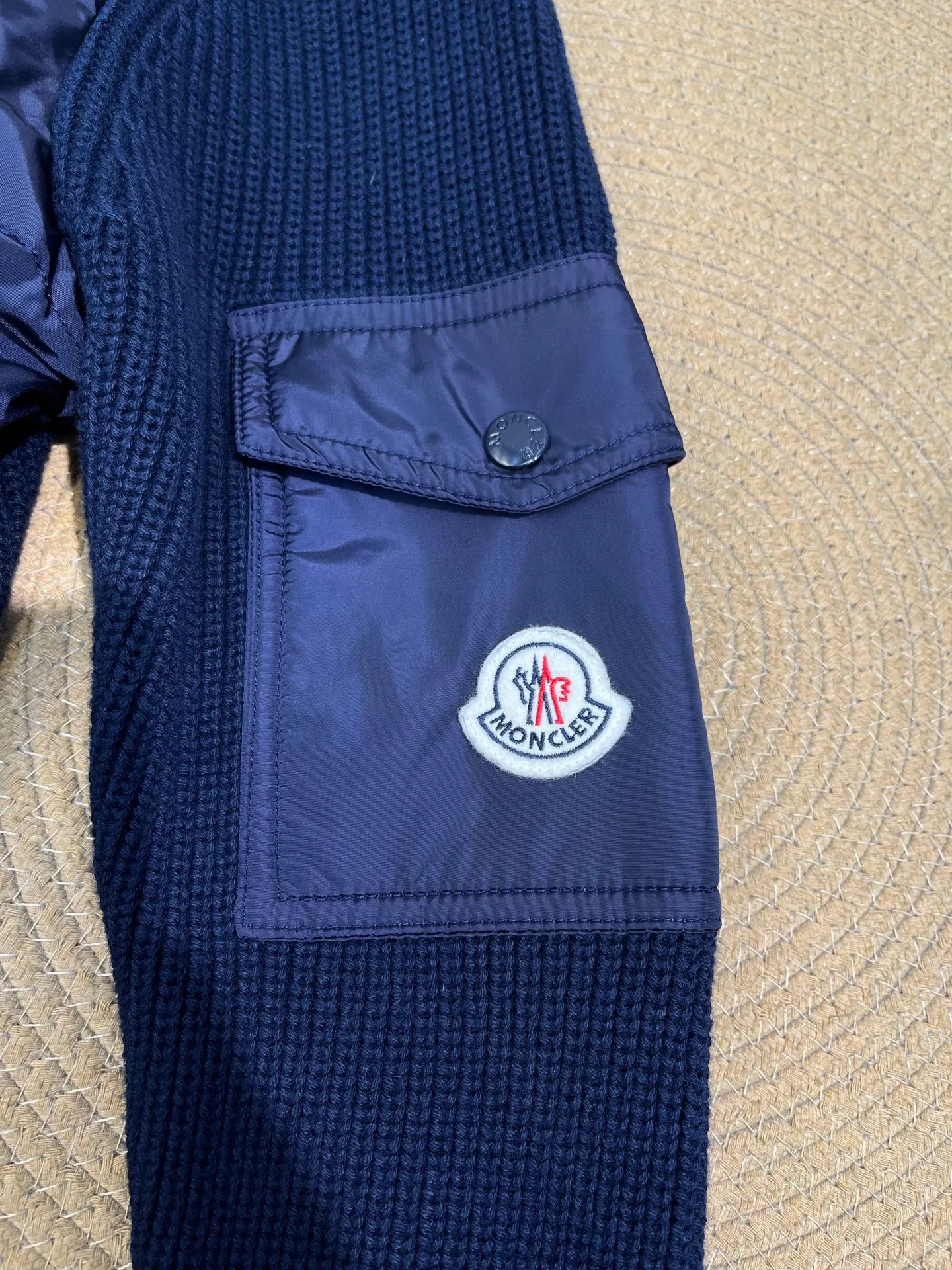P760 moncler🌟Knitted splicing short stand-up collar This piece directly fits my aesthetic. The snap-button pocket design is super considerate, which is very convenient for daily storage of small items. It also makes the overall shape more neat. It is a blessing for detail control. The high-neck design makes the face smaller, and has excellent windproof and warm effects. It can also look beautiful in the cold wind. The cuffs and collar have contrasting stripes and are filled with 90% white duck, which is fluffy and soft. It has full warmth retention properties. It feels like being wrapped in clouds when worn. It is warm and healing. The shape is also awesome. It can be easily controlled by any body shape regardless of body shape. You can instantly become a fashionista when you put it on. Color: dark coffee, navy blue, black. Size: M-3XL