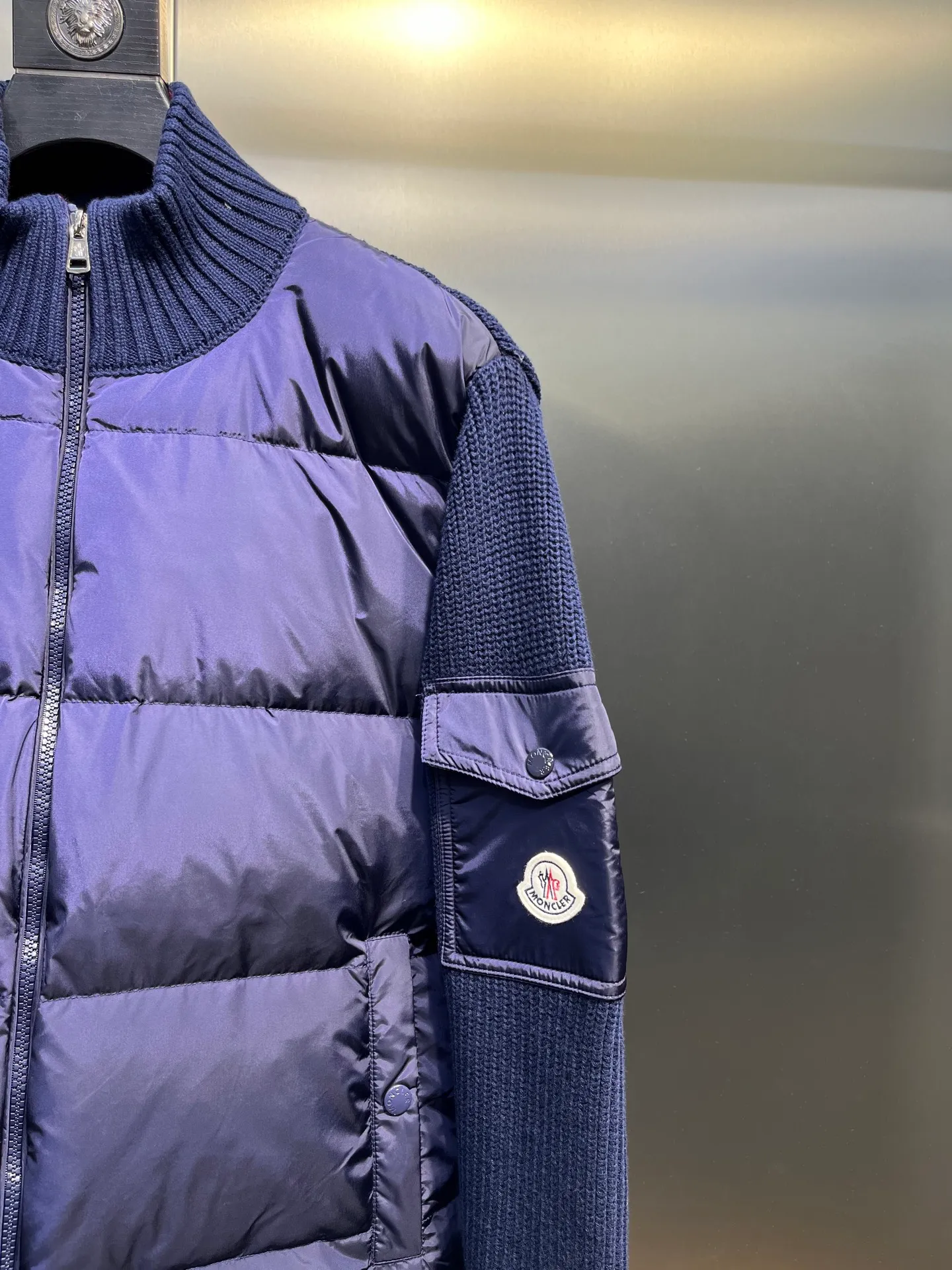 P760 moncler🌟Knitted splicing short stand-up collar This piece directly fits my aesthetic. The snap-button pocket design is super considerate, which is very convenient for daily storage of small items. It also makes the overall shape more neat. It is a blessing for detail control. The high-neck design makes the face smaller, and has excellent windproof and warm effects. It can also look beautiful in the cold wind. The cuffs and collar have contrasting stripes and are filled with 90% white duck, which is fluffy and soft. It has full warmth retention properties. It feels like being wrapped in clouds when worn. It is warm and healing. The shape is also awesome. It can be easily controlled by any body shape regardless of body shape. You can instantly become a fashionista when you put it on. Color: dark coffee, navy blue, black. Size: M-3XL